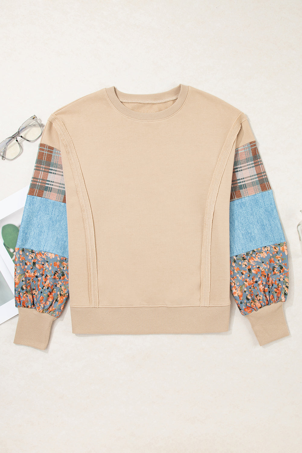 Sudadera de retazos de cuadros gris humo con costuras sin rematar en las mangas
