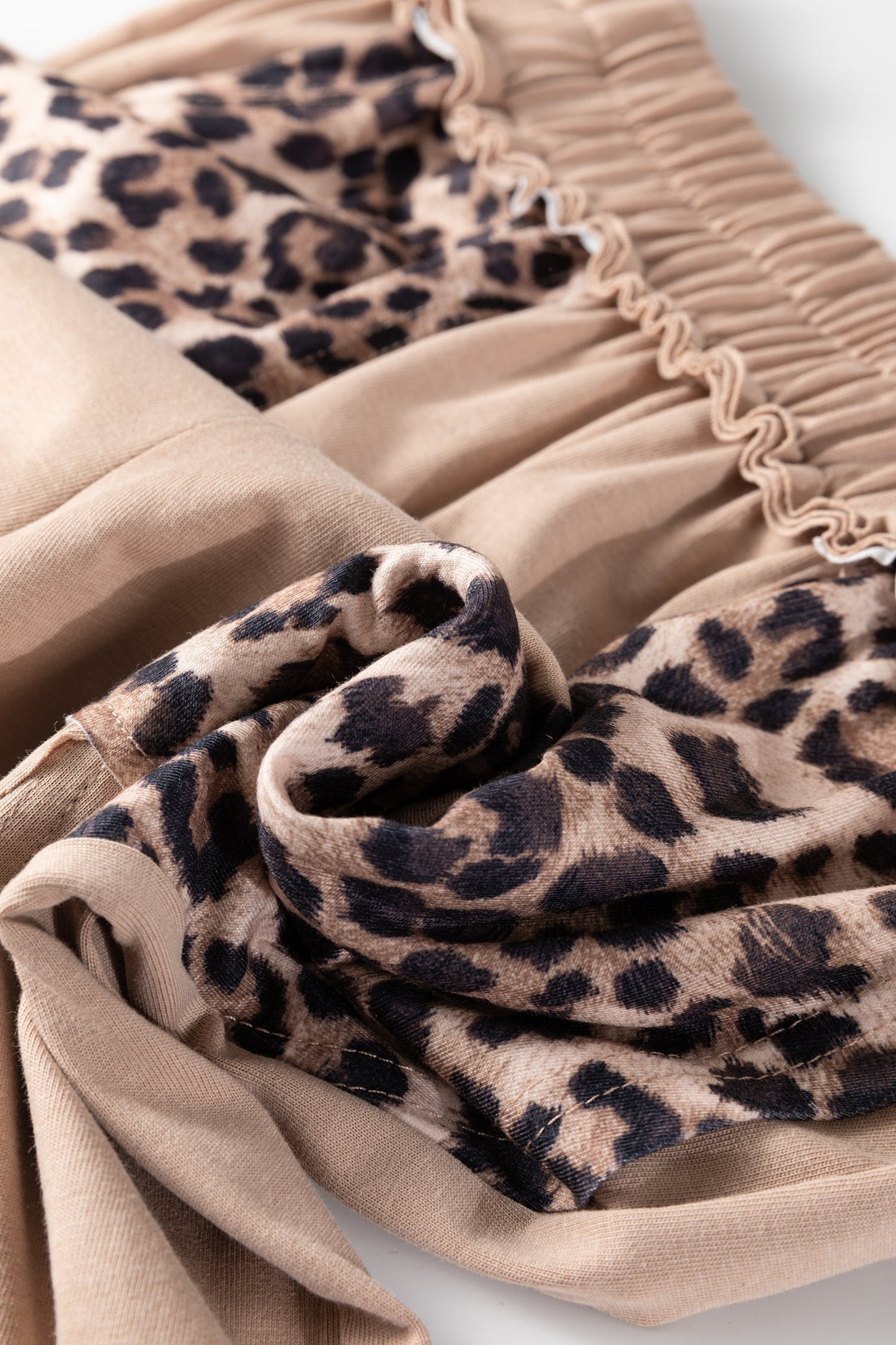 Pantalones de pernera ancha con estampado de leopardo de lavado mineral y color amarillo pajizo