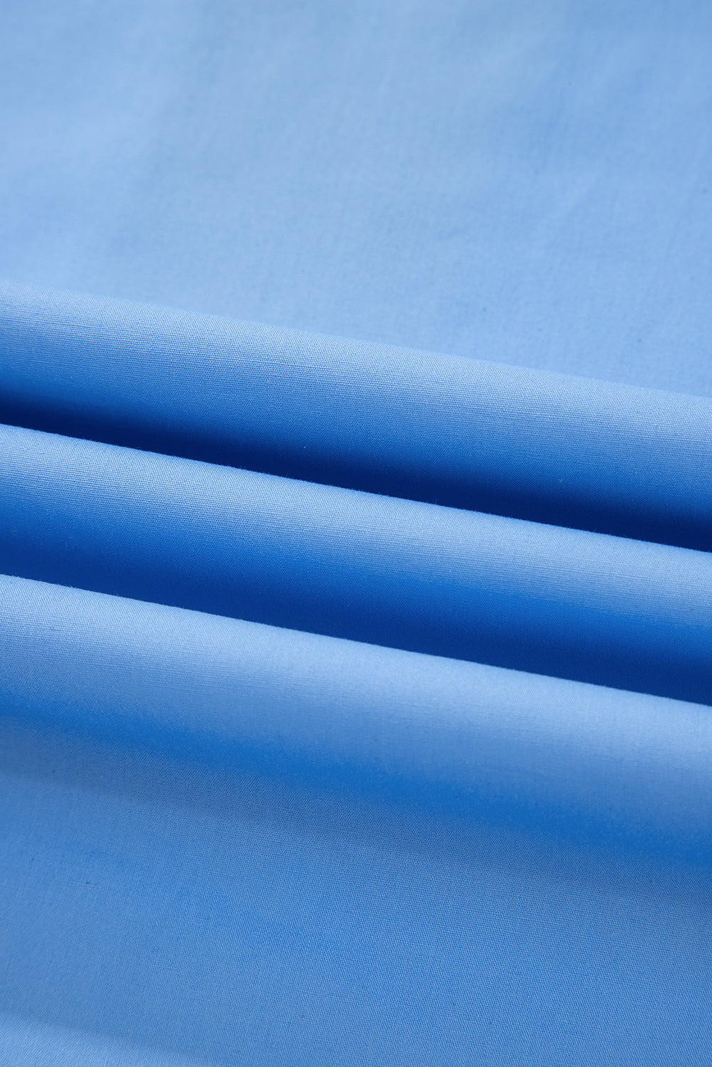 Blusa azul cielo con mangas abullonadas y toque de color en el escote