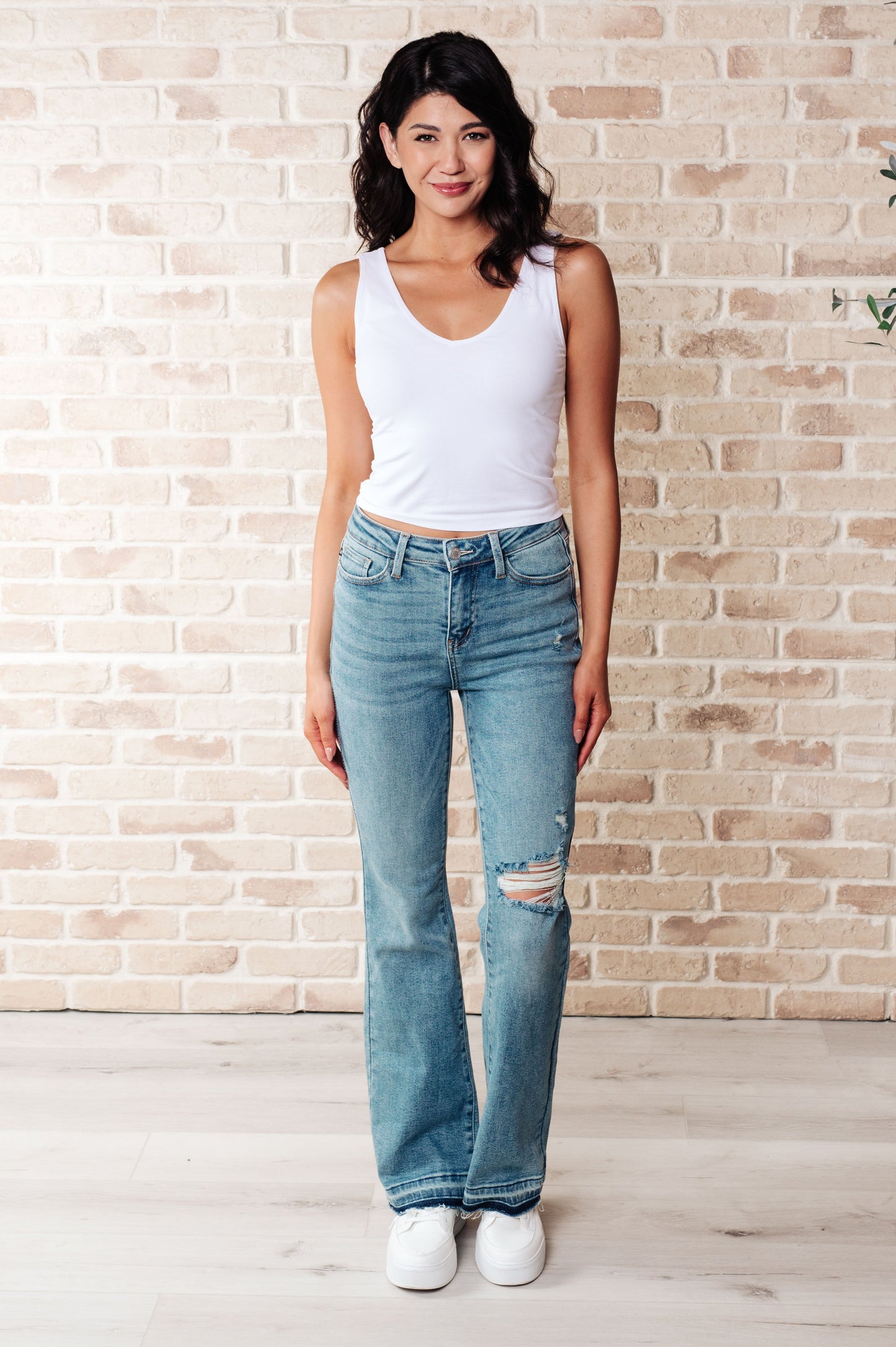 Vaqueros bootcut Isla de tiro medio con dobladillo deshilachado y desgastado