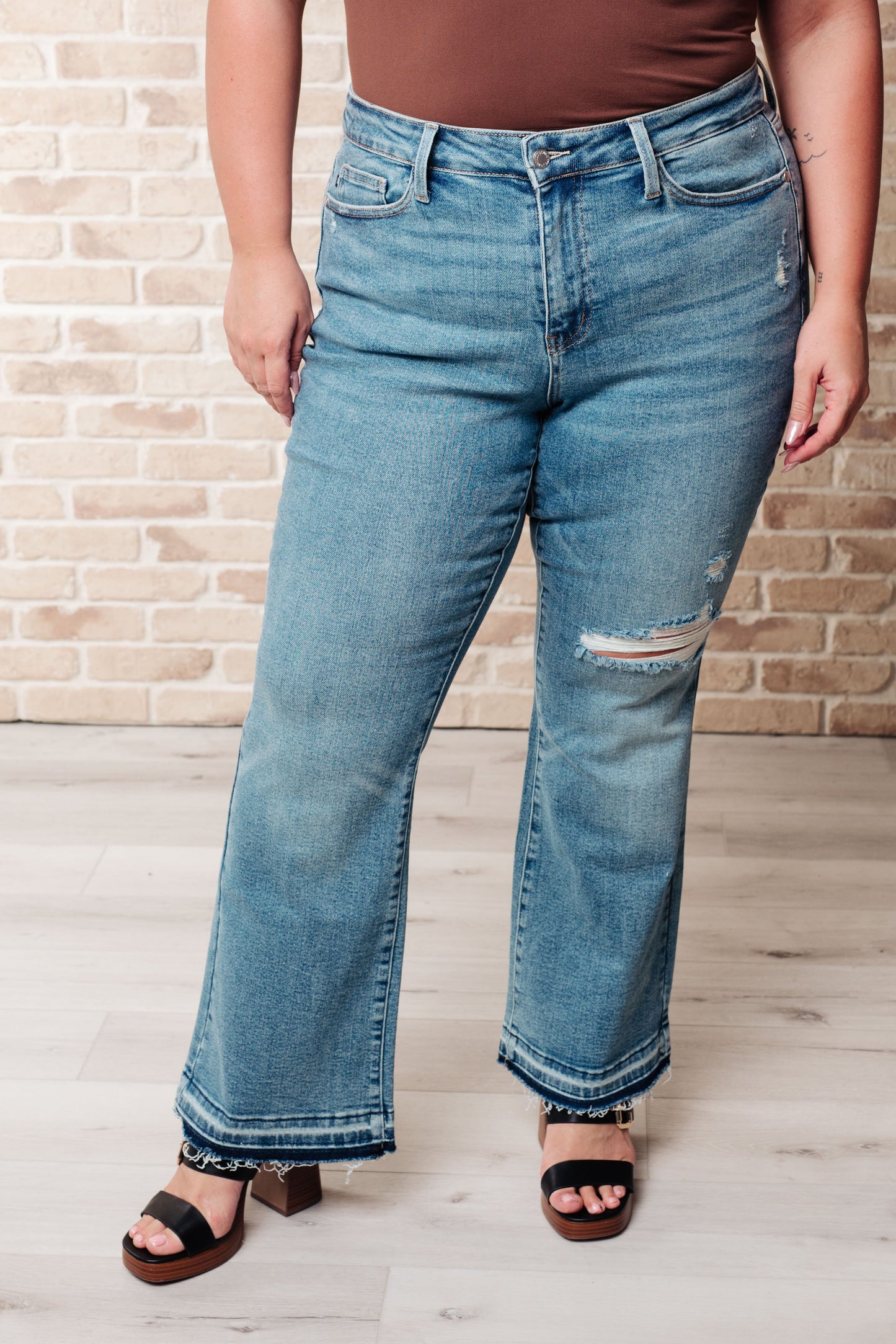 Vaqueros bootcut Isla de tiro medio con dobladillo deshilachado y desgastado