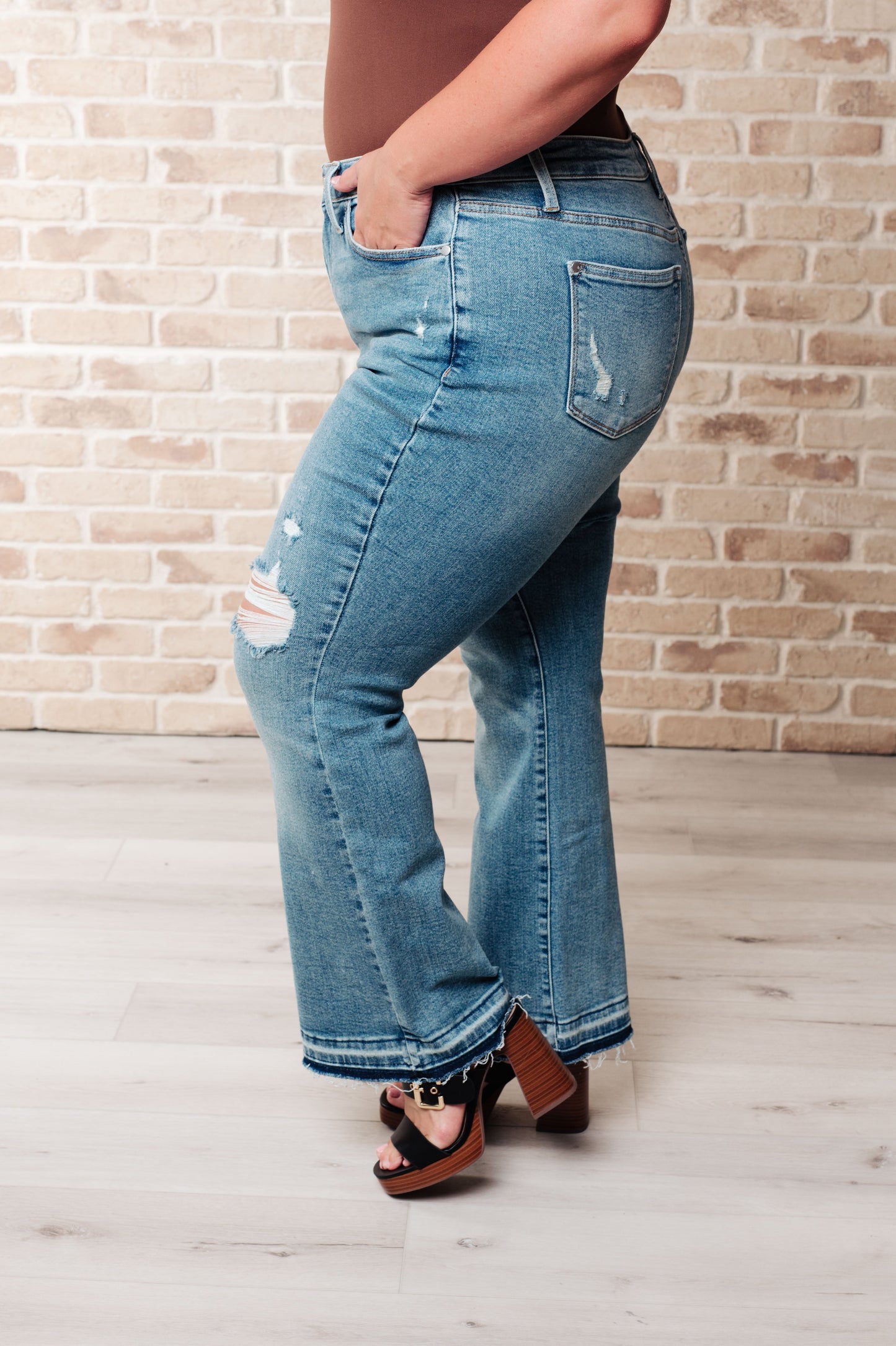 Vaqueros bootcut Isla de tiro medio con dobladillo deshilachado y desgastado