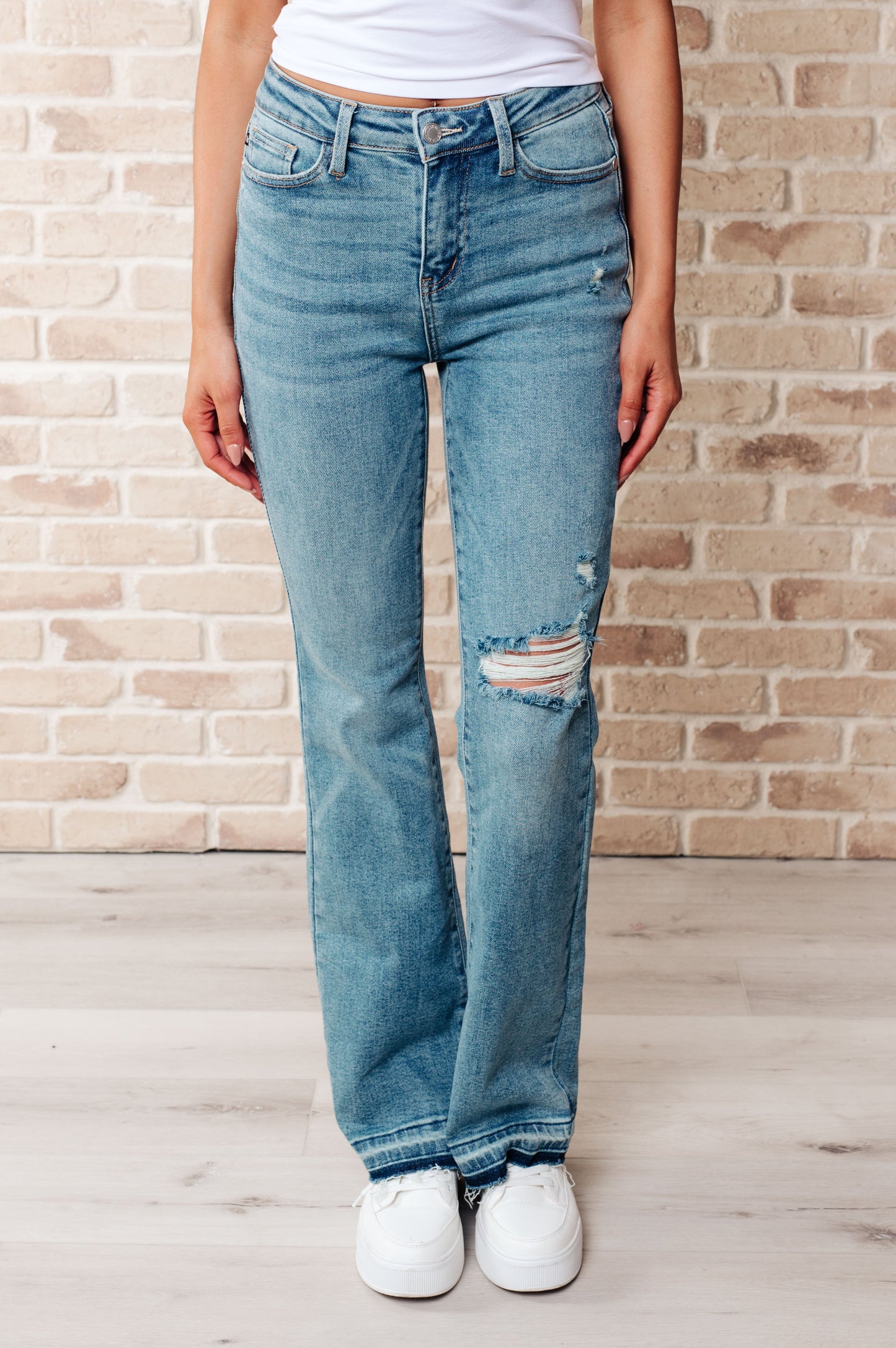 Vaqueros bootcut Isla de tiro medio con dobladillo deshilachado y desgastado