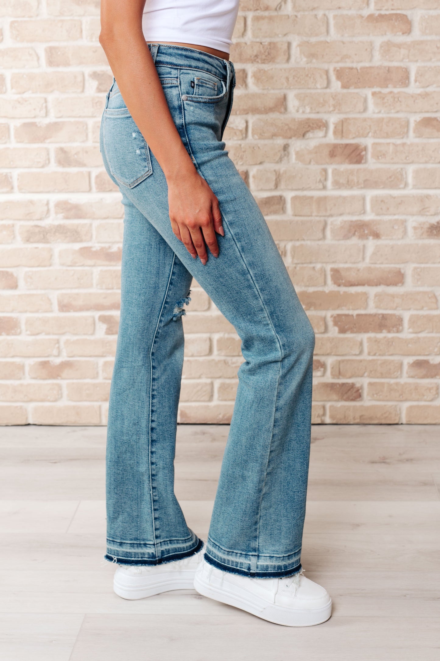 Vaqueros bootcut Isla de tiro medio con dobladillo deshilachado y desgastado
