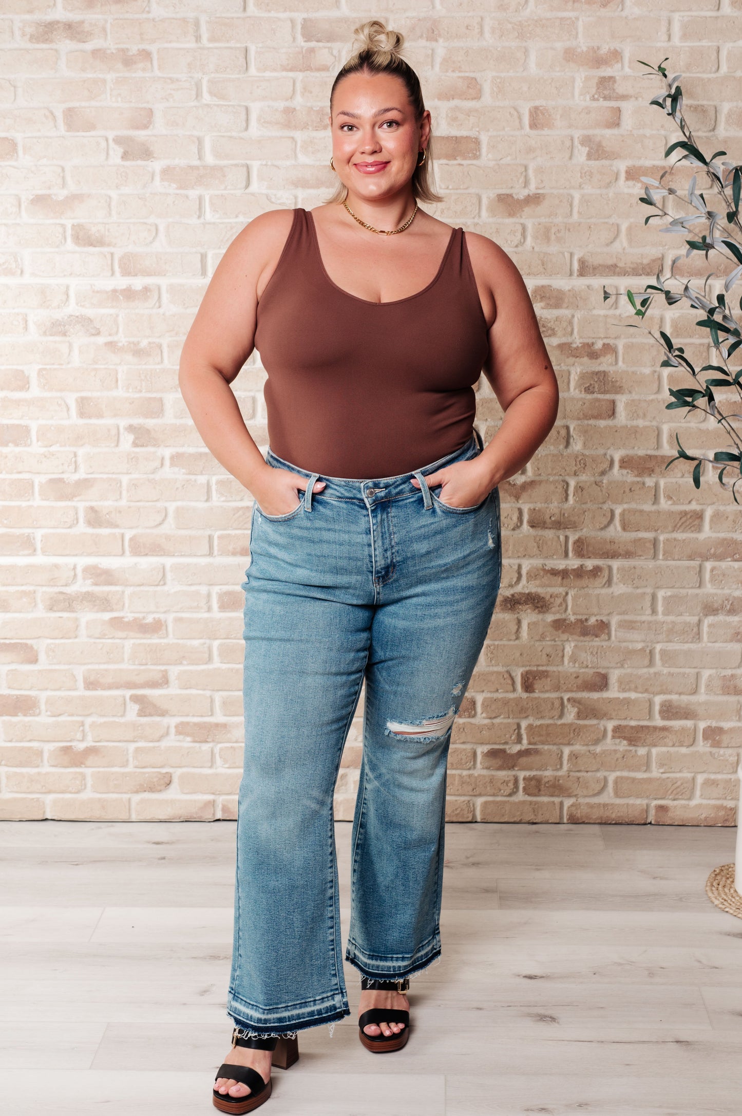 Vaqueros bootcut Isla de tiro medio con dobladillo deshilachado y desgastado