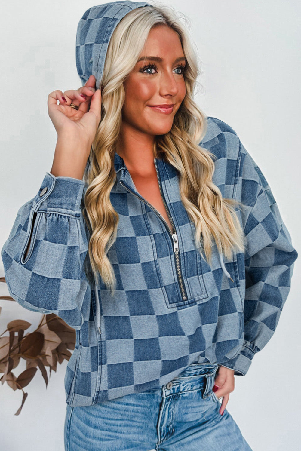 Sudadera con capucha de denim azul cielo con cuello con cremallera y bolsillo canguro, diseño de cuadros