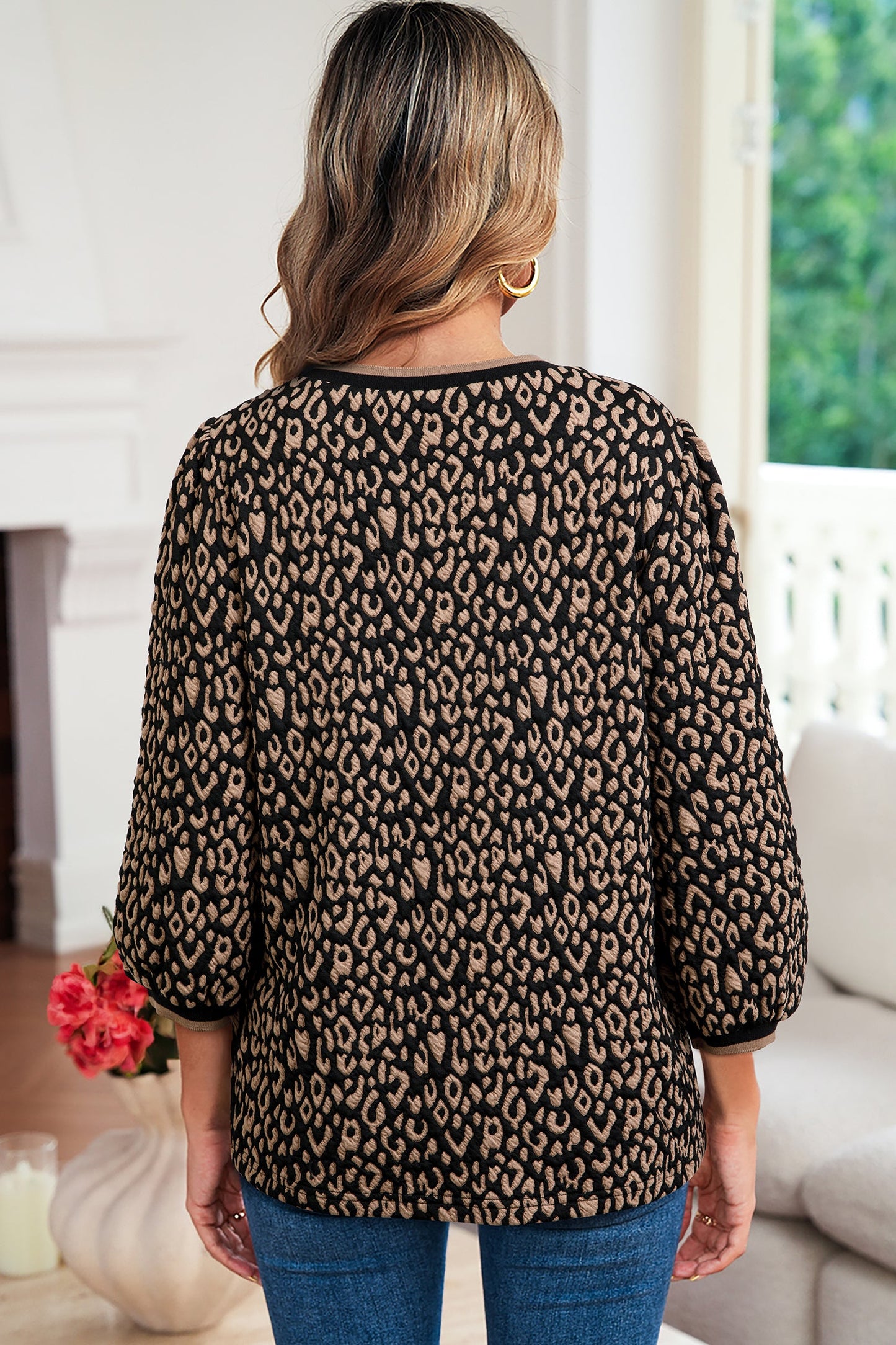 Top de manga abullonada con estampado de leopardo, ribete en contraste y cuello redondo