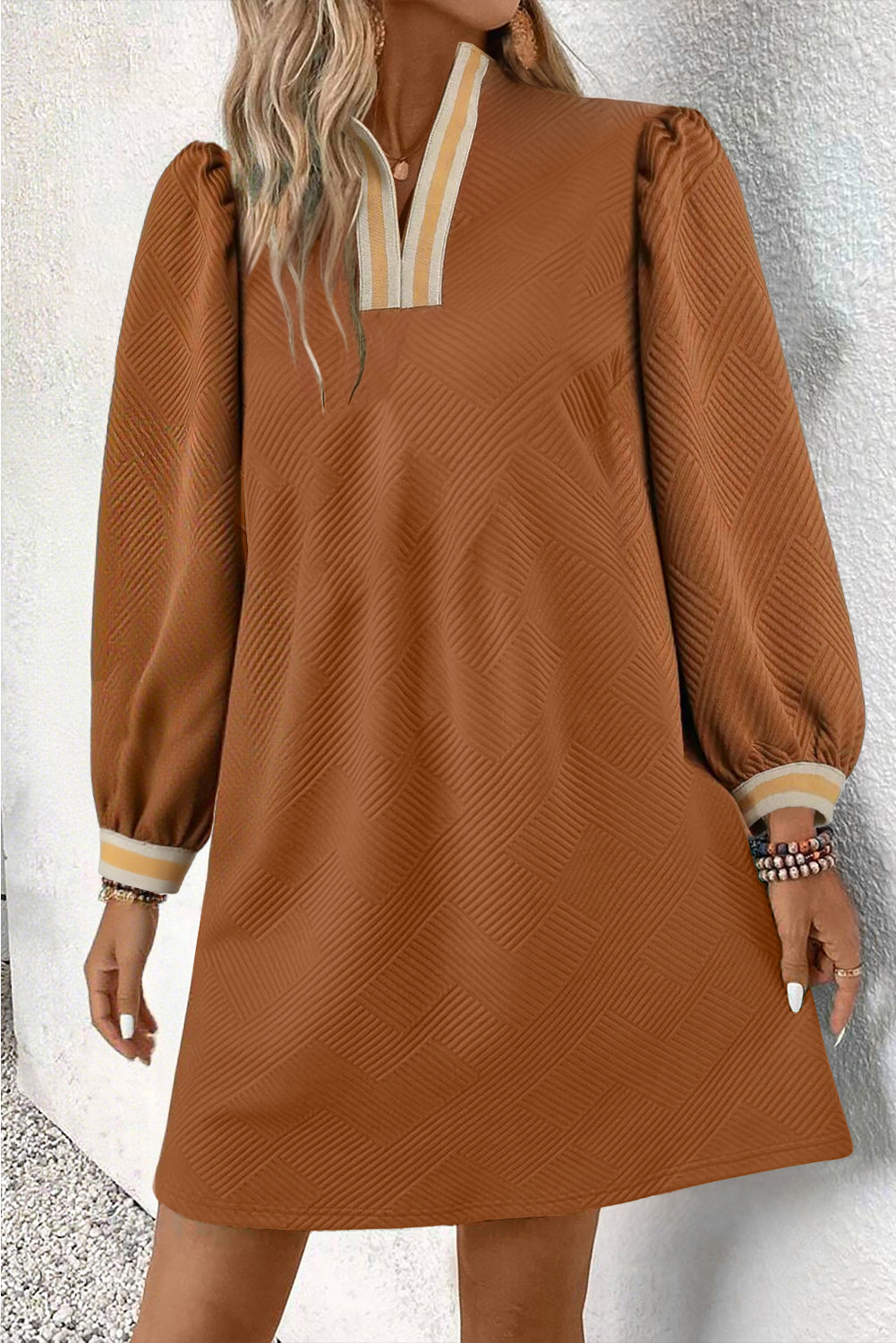 Minivestido de manga larga con cuello dividido, rayas en contraste y textura de castaño