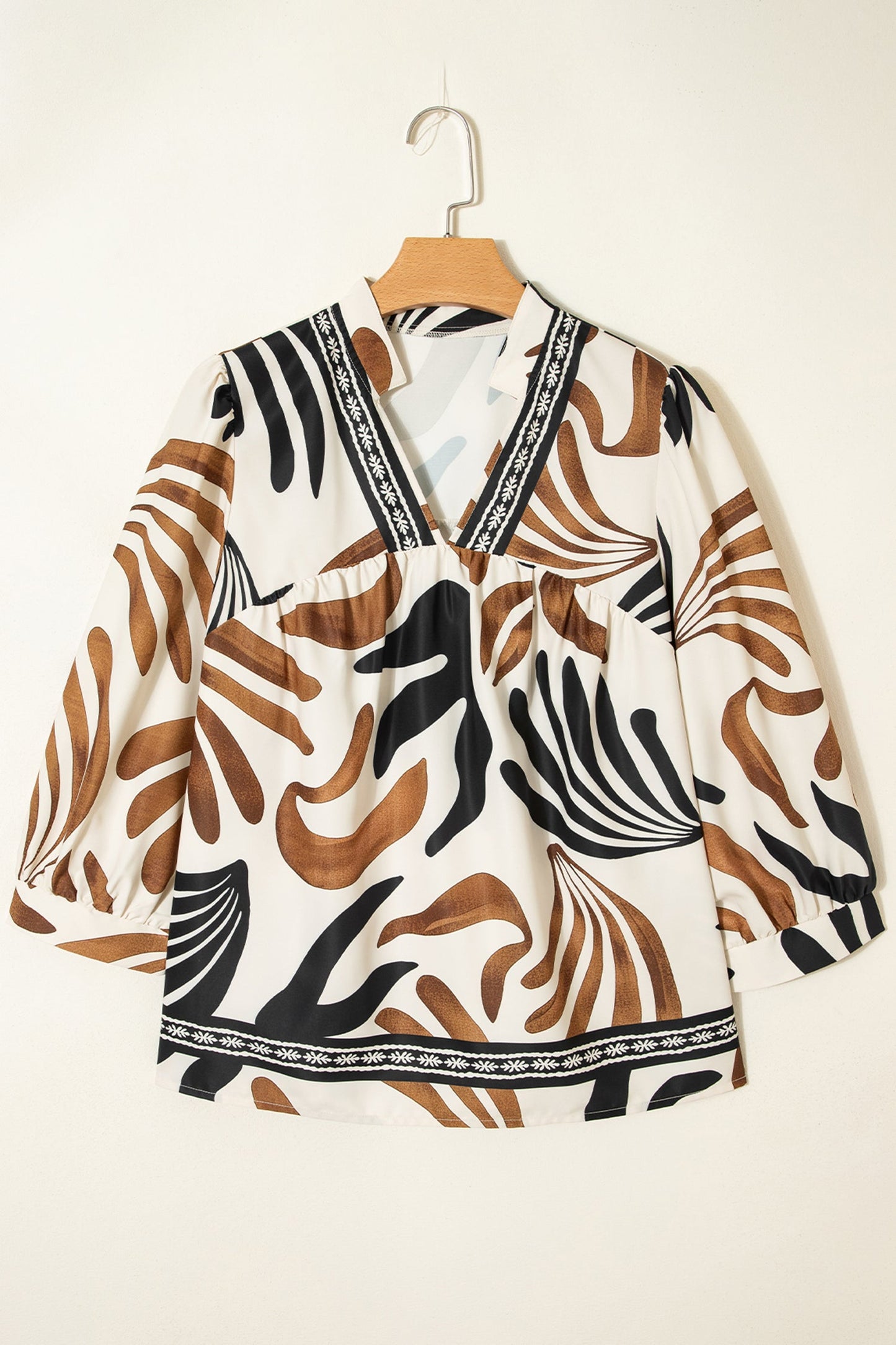 Blusa suelta con estampado abstracto marrón y mangas abullonadas