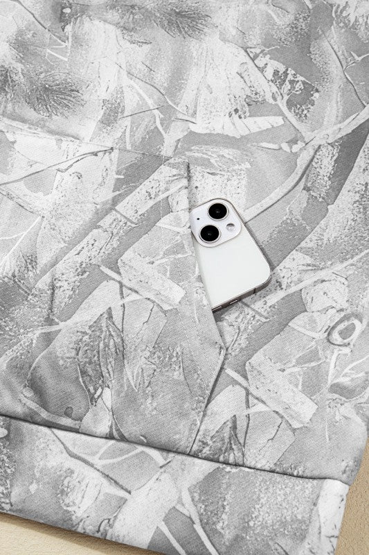 Sudadera con capucha con bolsillo canguro y hombros caídos de camuflaje
