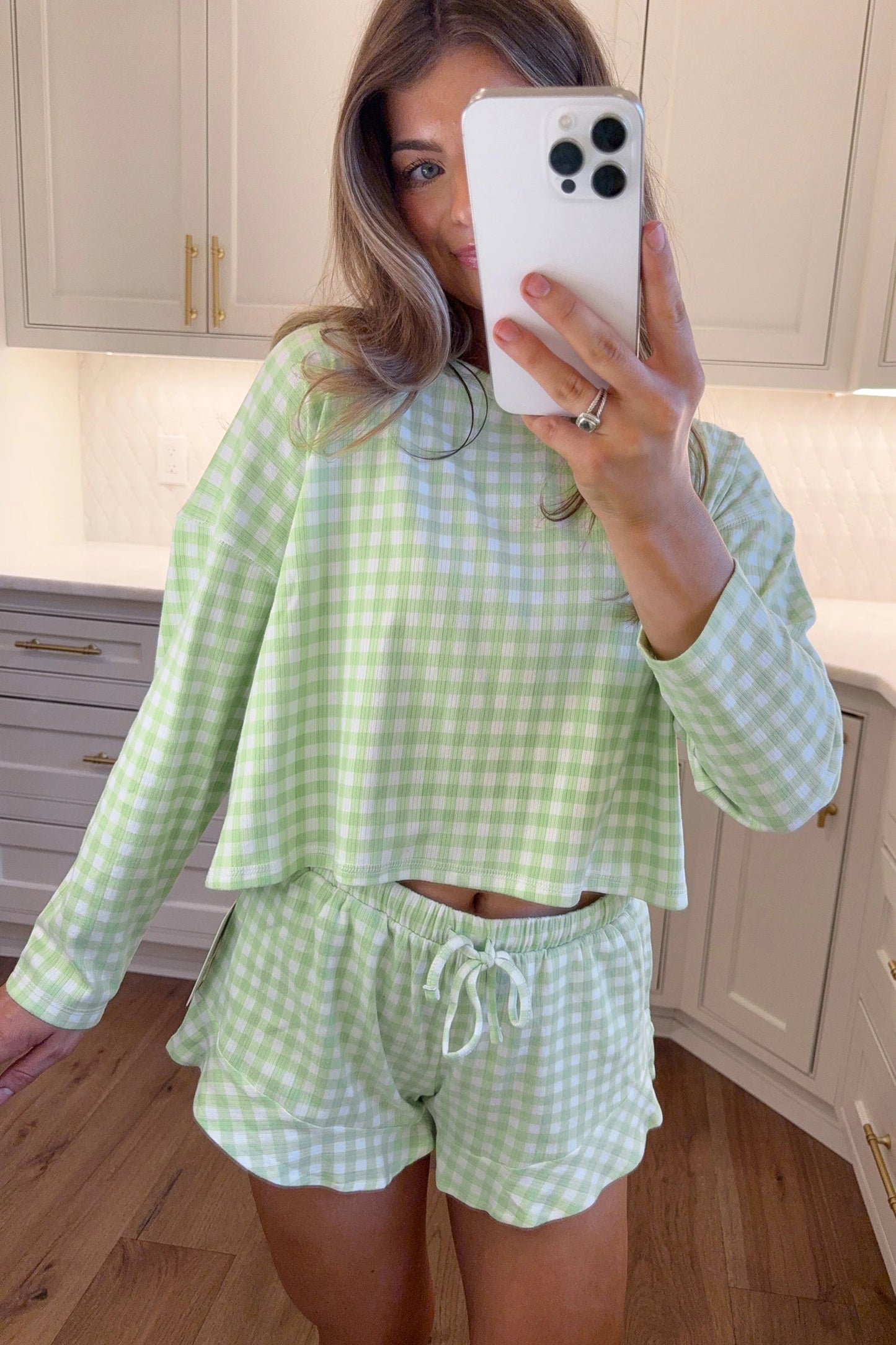 Conjunto de salón de 2 piezas: top de manga larga suelto de cuadros verdes y shorts con cordón