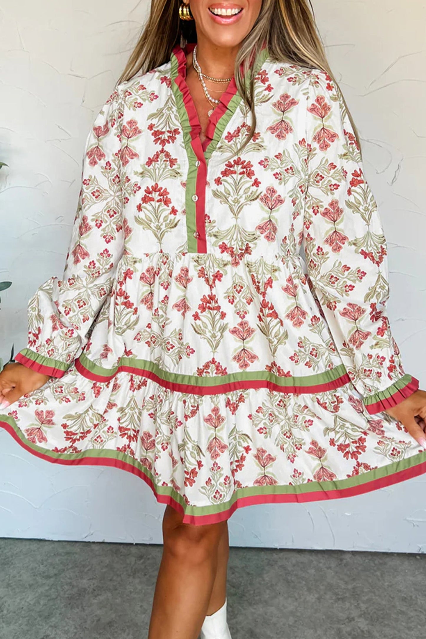 Vestido acampanado de manga larga con cuello con volantes y ribete en contraste con estampado floral rosa