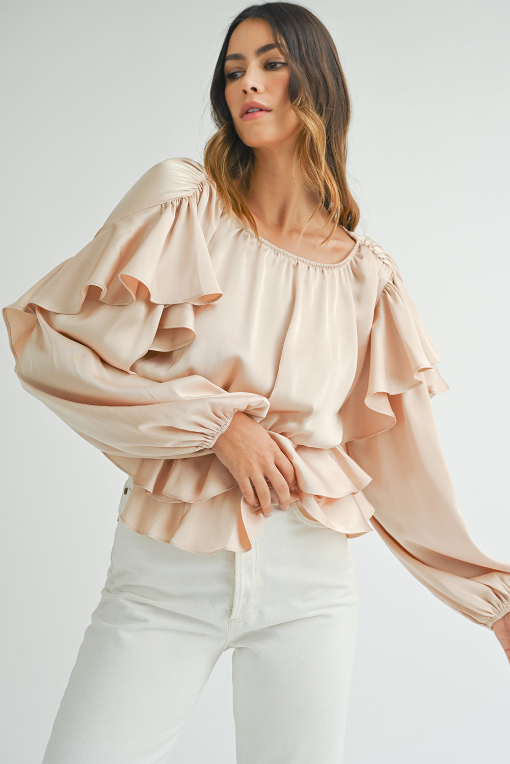 Blusa peplum con volantes, espalda con abertura tipo ojo de cerradura y cordones color avena