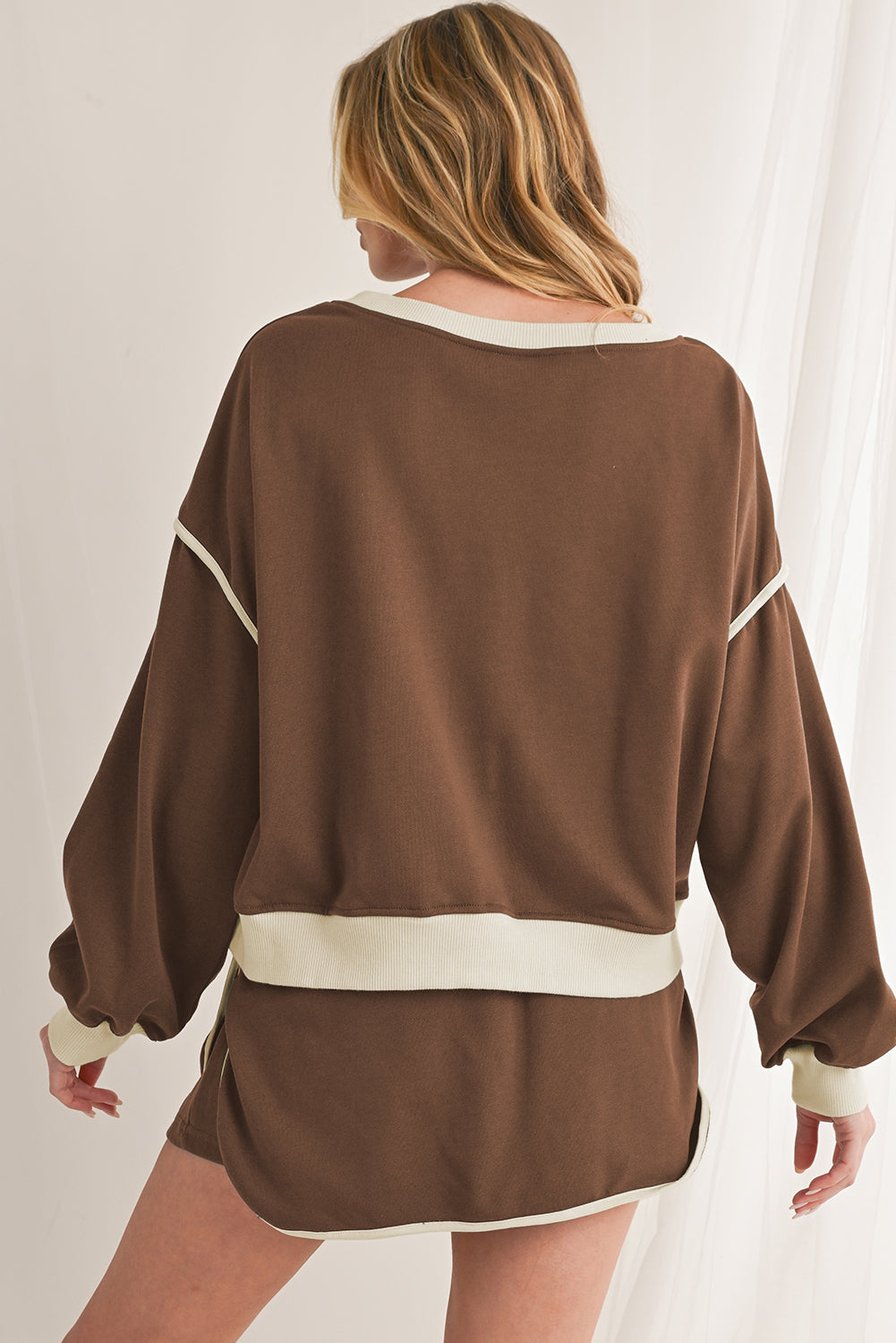 Conjunto de jersey suelto con ribete en contraste Evergreen y skort con cordones en la cintura
