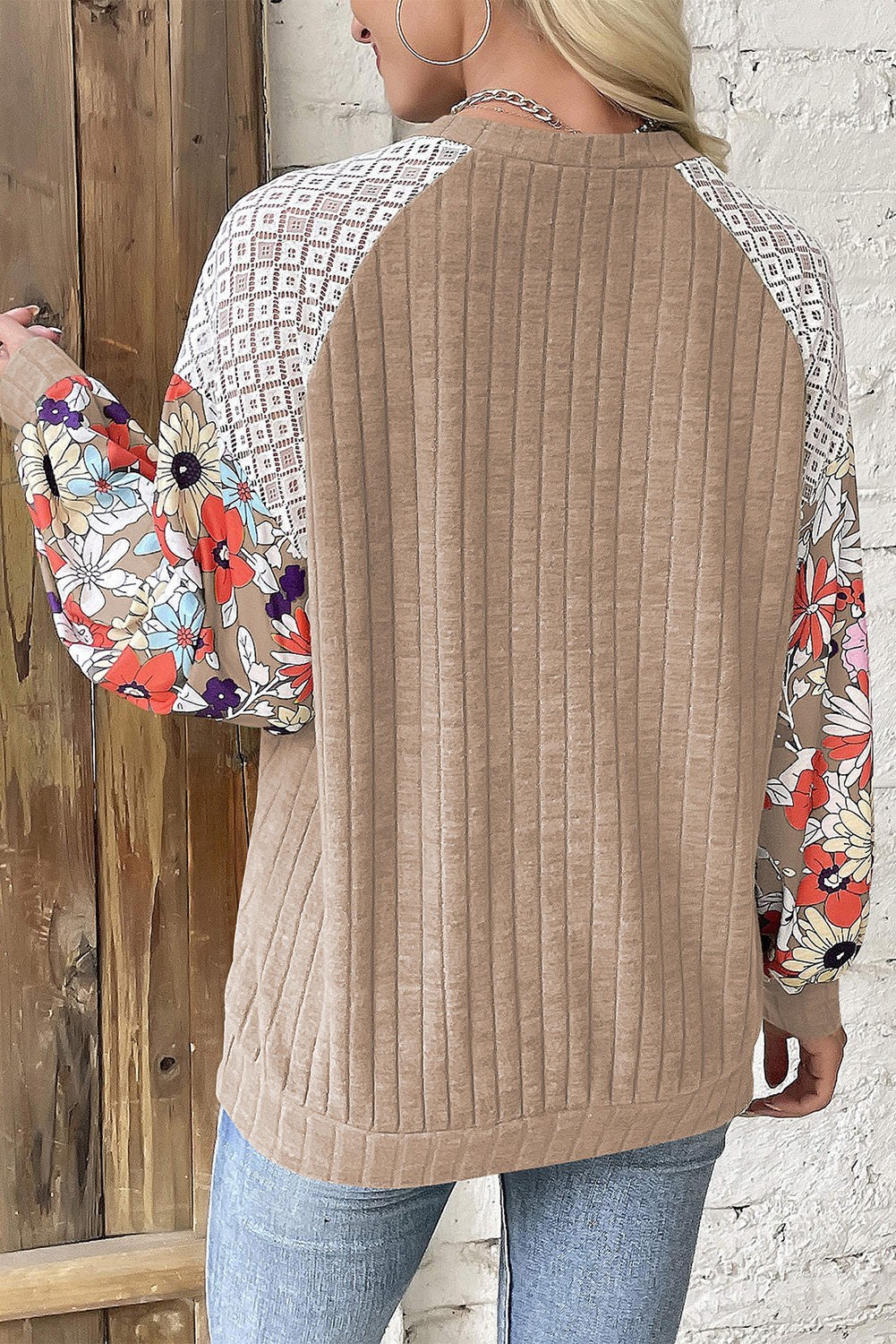 Blusa acanalada de manga larga con retazos florales pergamino
