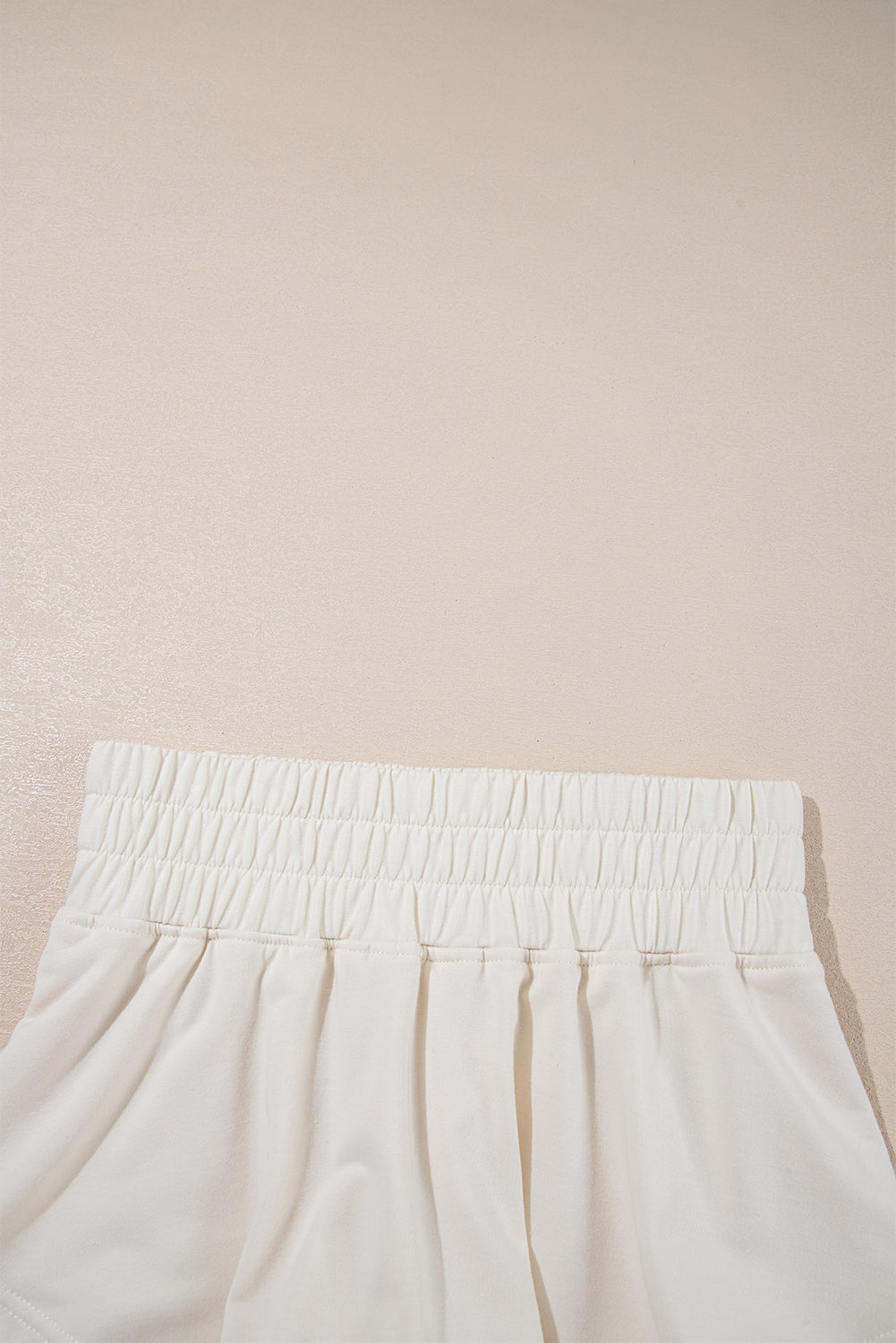 Conjunto de 2 piezas de camiseta corta y minifalda con volantes y cintura alta en color beige