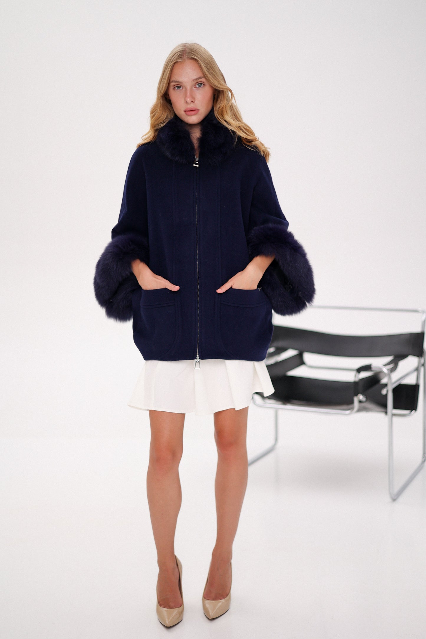 Poncho de auténtica piel de zorro polar y mezcla de cachemir en azul marino verdadero