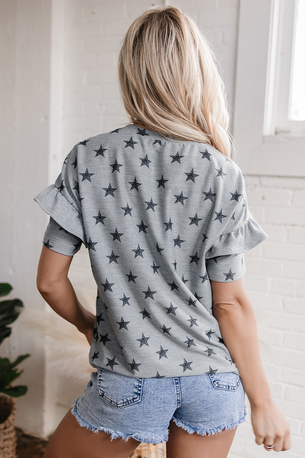 Camiseta con estampado de estrellas grises, volantes escalonados en las mangas y cuello redondo