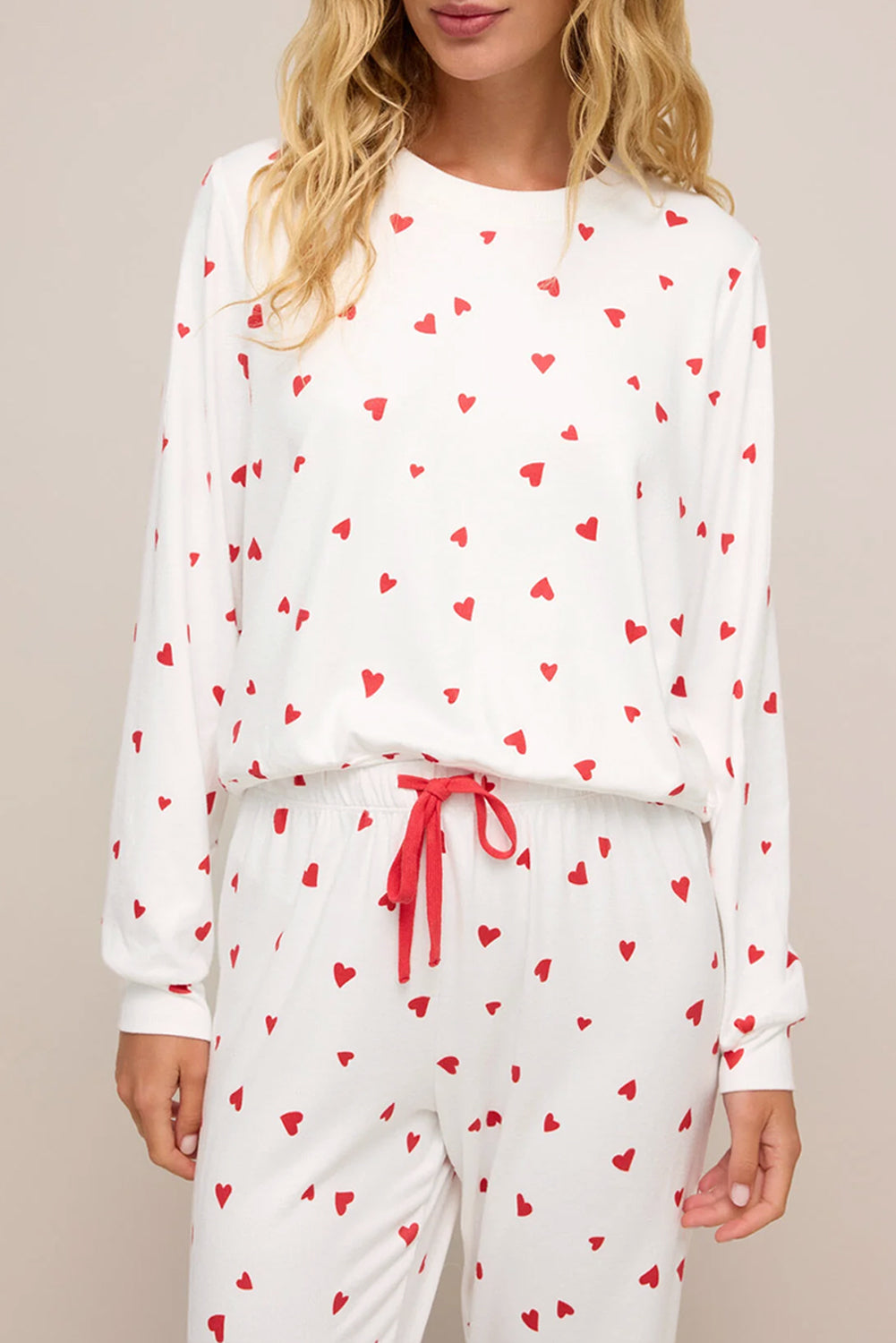 Conjunto de pantalón de salón con cordón y top de manga larga con estampado de pequeños corazones rojo fuego