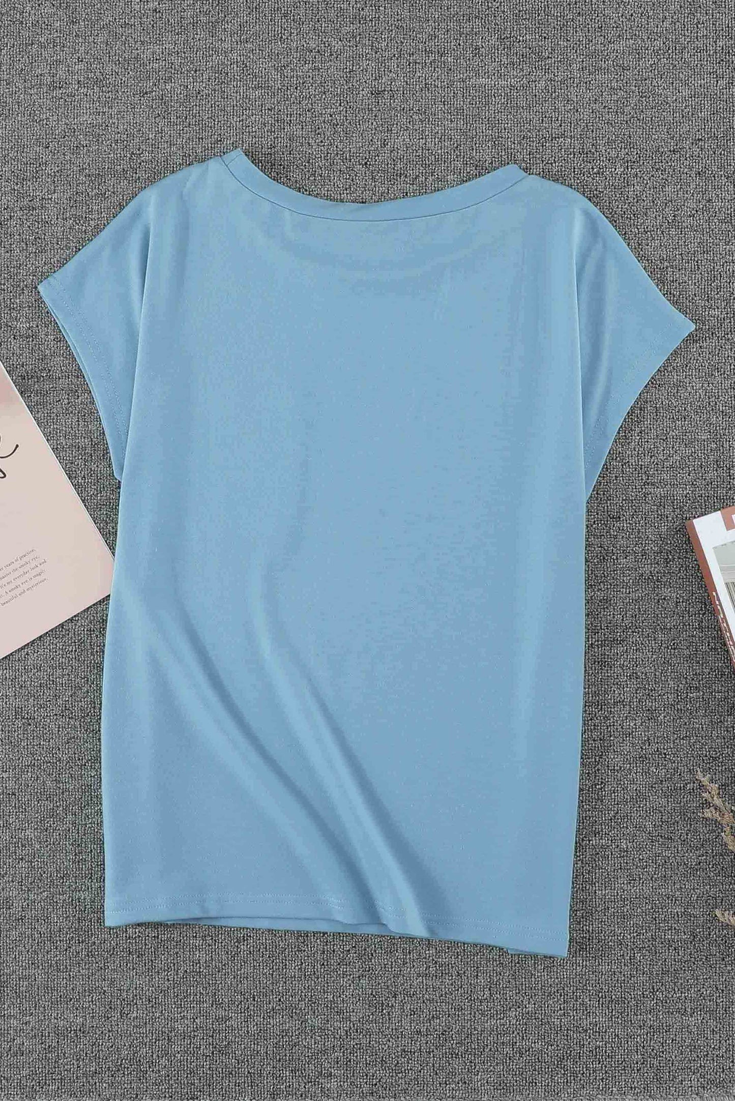 Camiseta básica de manga corta azul claro liso con bolsillo de parche