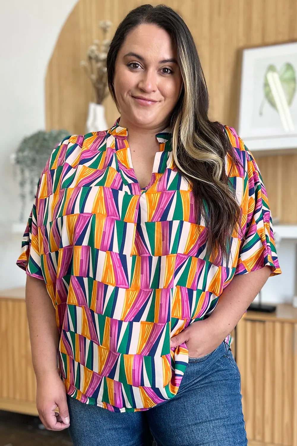 Top de manga dolman con muescas y estampado geométrico "Double Take" de talla grande