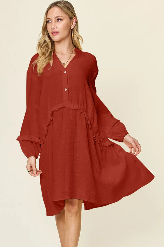 Vestido con textura de talla completa Double Take con media botonadura y volantes