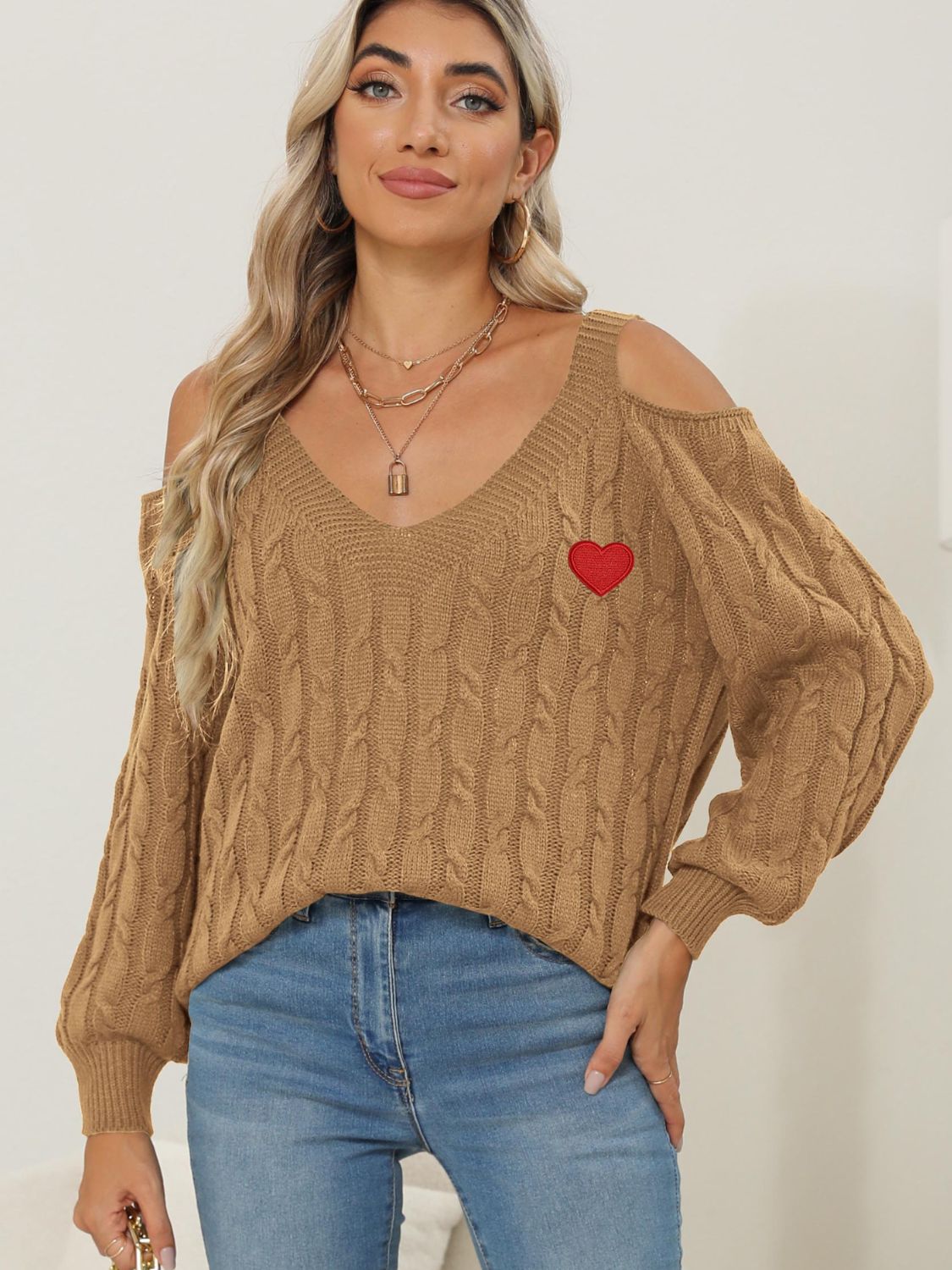 Suéter de punto trenzado con cuello de pico y corazón