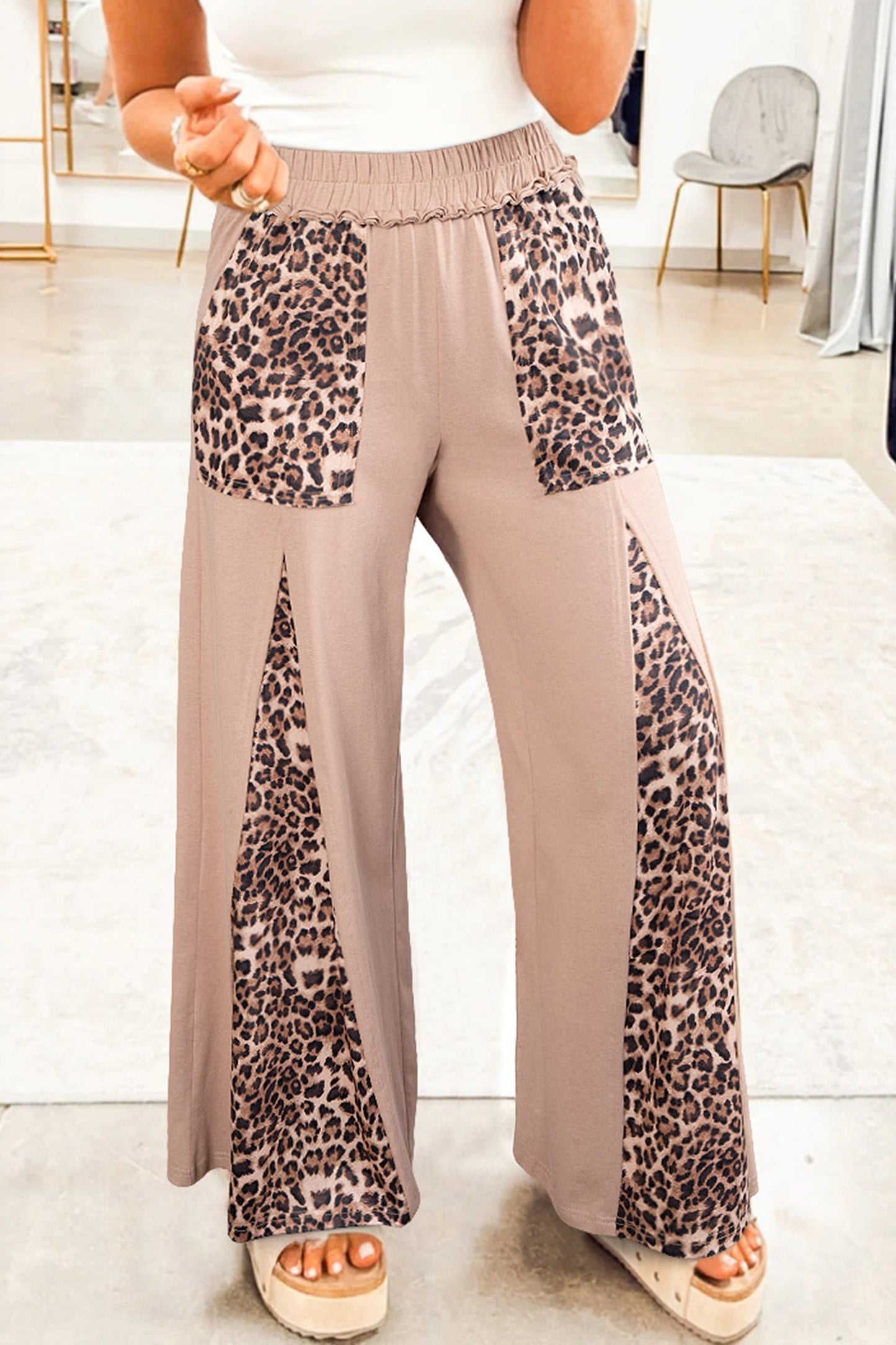 Pantalones de pernera ancha con estampado de leopardo de lavado mineral y color amarillo pajizo