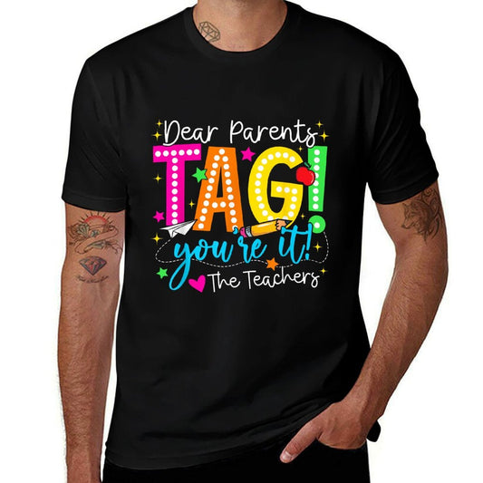 Estimados padres, les toca a ustedes. Con cariño, los maestros. Camiseta de color inalterable para el último día de clases.