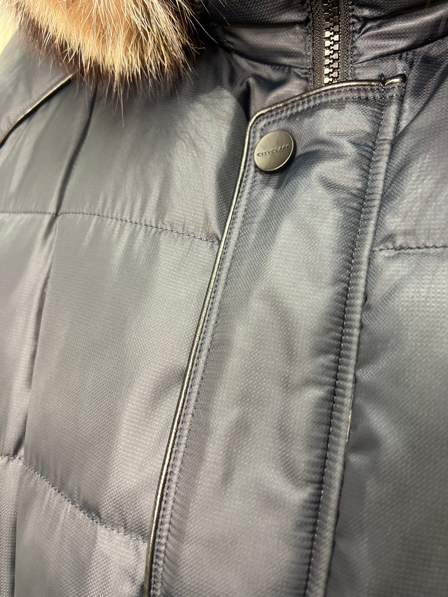 Chaqueta acolchada con aislamiento Sorona® y ribete de piel auténtica