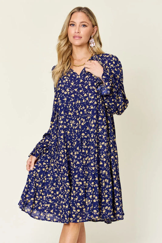 Vestido escalonado de manga larga con dobladillo con volantes estampado de tamaño completo Double Take