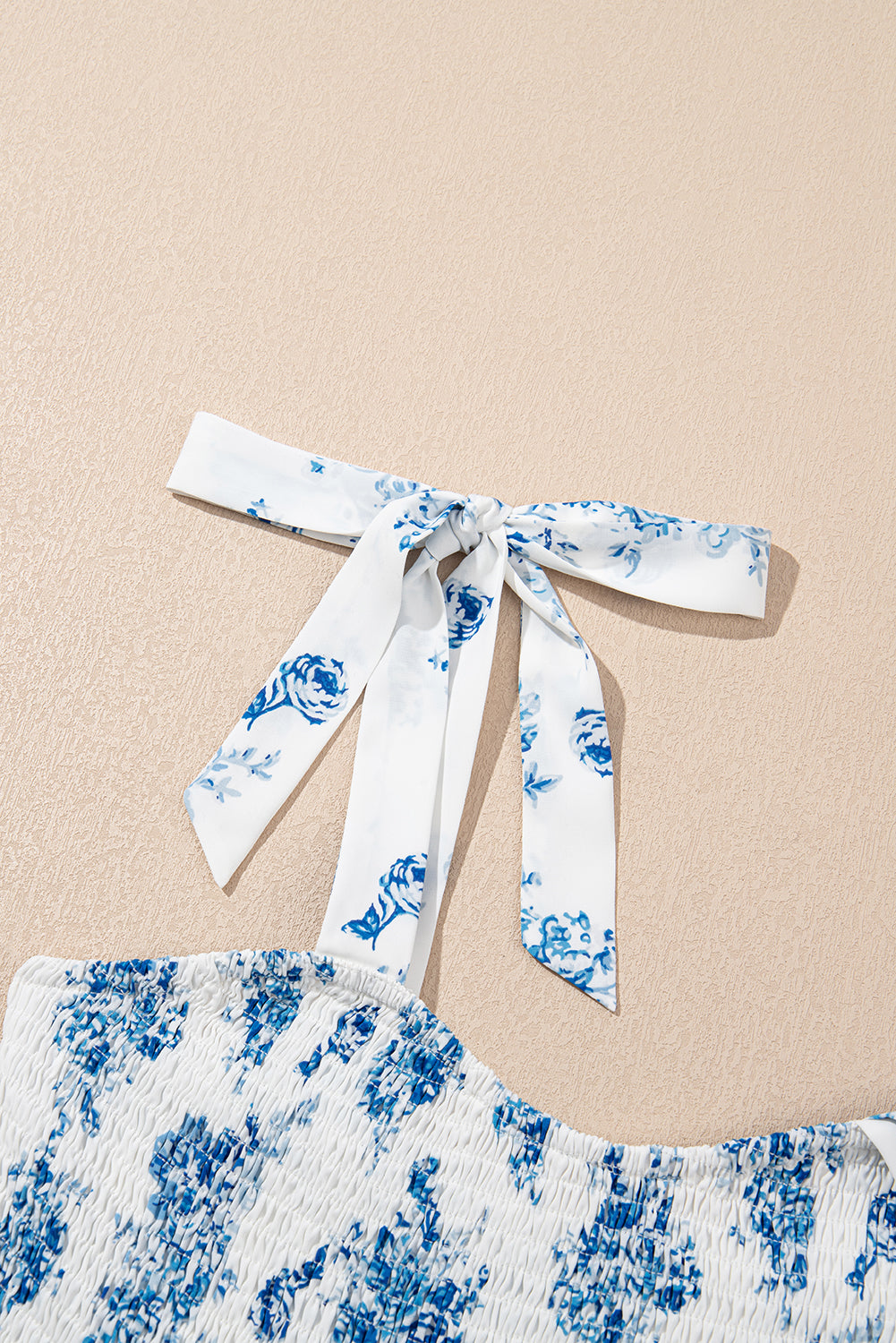 Vestido largo sin mangas con nudo en los hombros, fruncido y estampado floral azul cielo