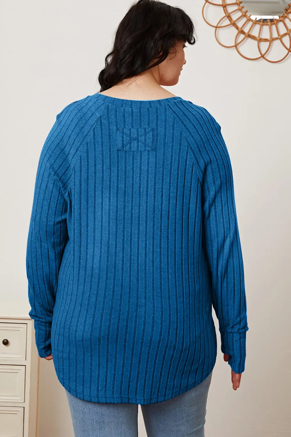 Camiseta básica de canalé con manga de orificio para pulgar y de talla completa para mujer