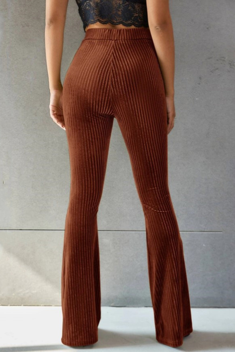 Pantalones acampanados de tiro alto acanalados