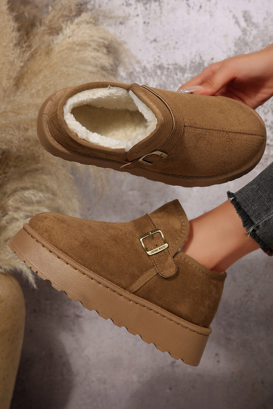 Botas de invierno cómodas con plataforma, puntera redonda y detalle de hebilla en color café