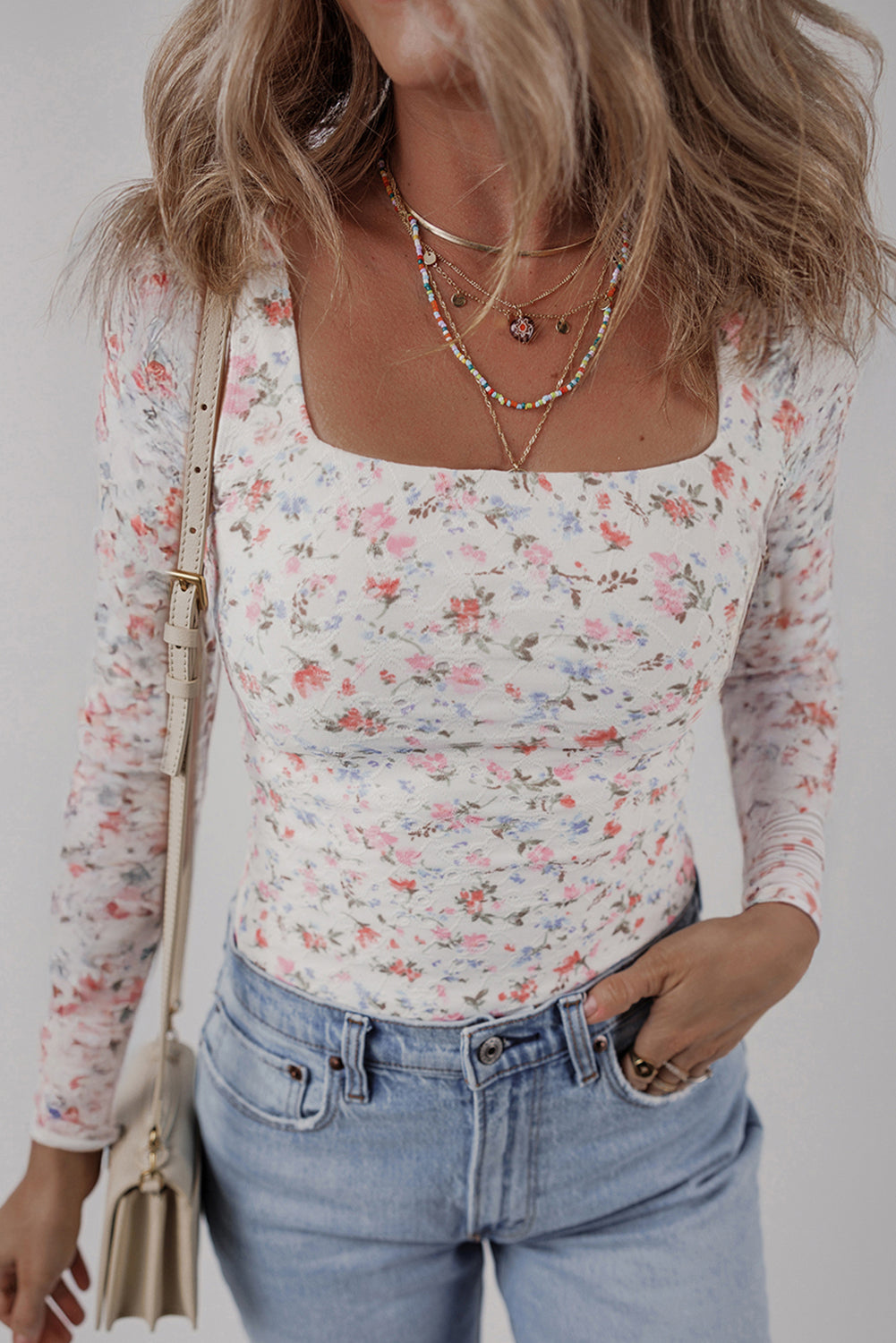 Top de manga larga entallado con cuello cuadrado y estampado floral blanco texturizado