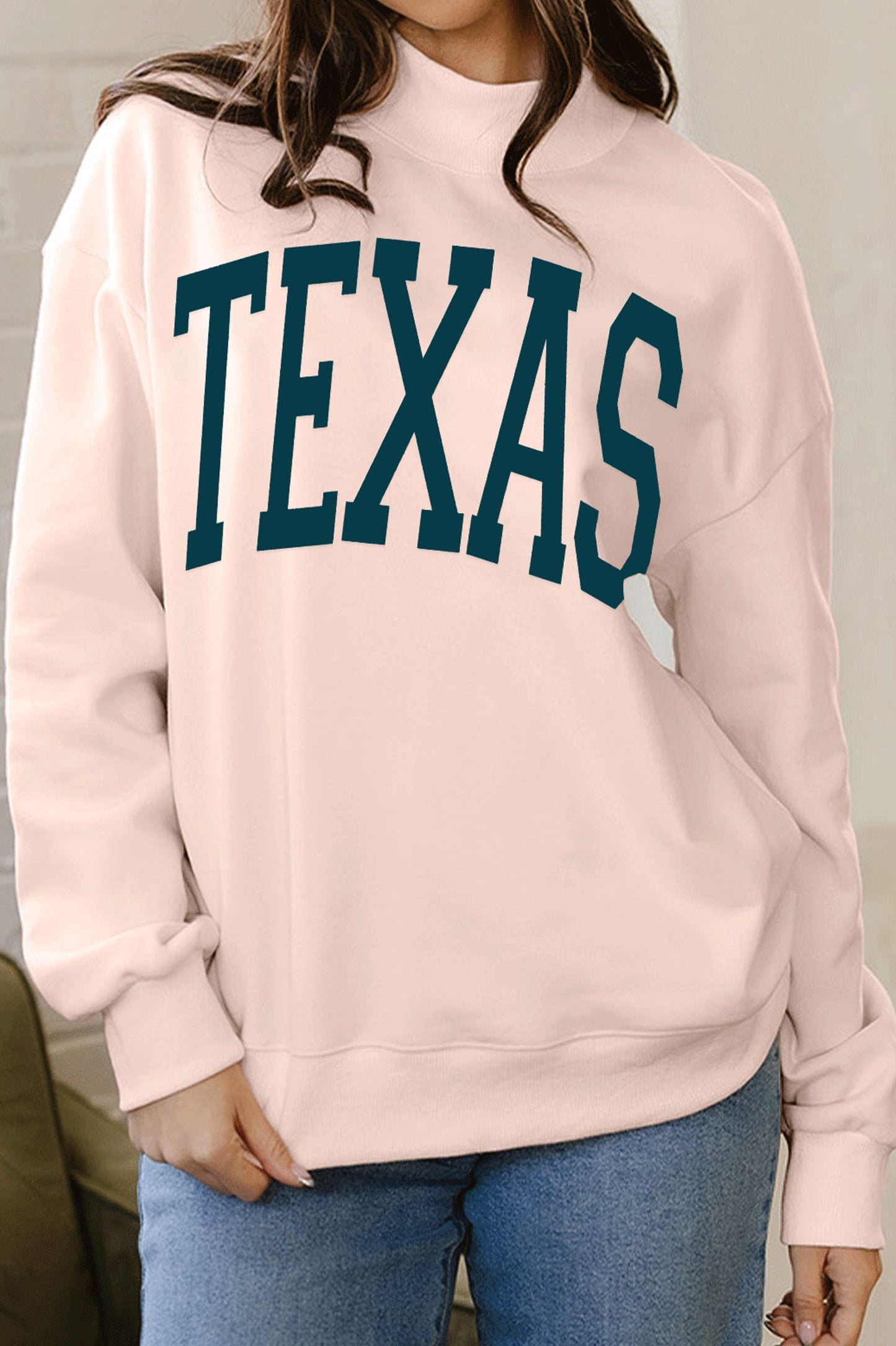 Sudadera holgada de cuello alto color albaricoque con letras de TEXAS estampadas