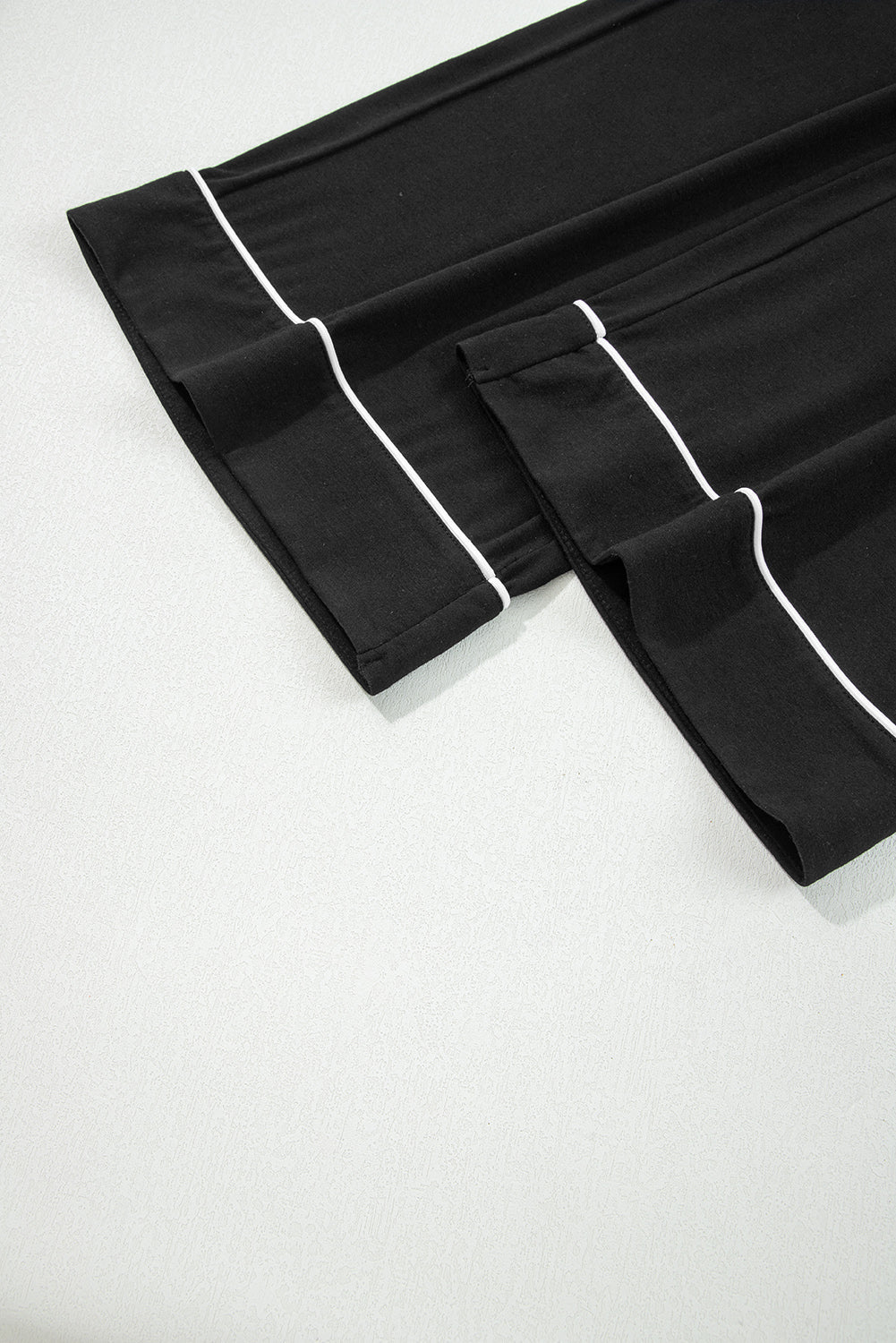 Conjunto de cárdigan con capucha y pantalones de salón con ribetes en contraste negros