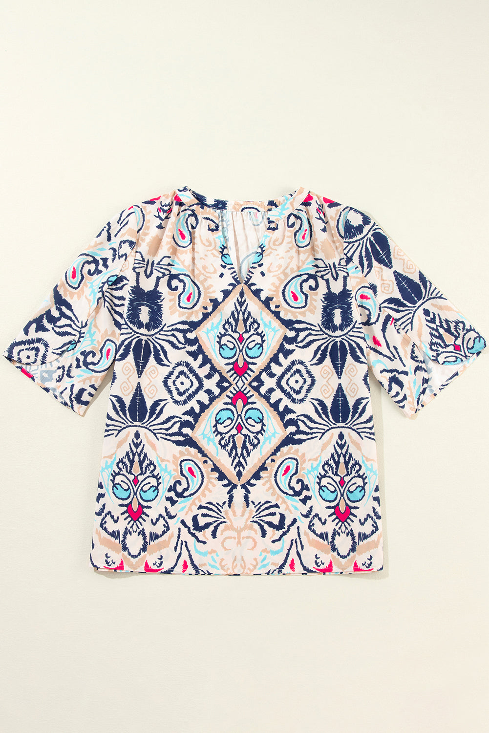 Blusa blanca abstracta estampada con cuello en V con muesca y manga dividida a la mitad