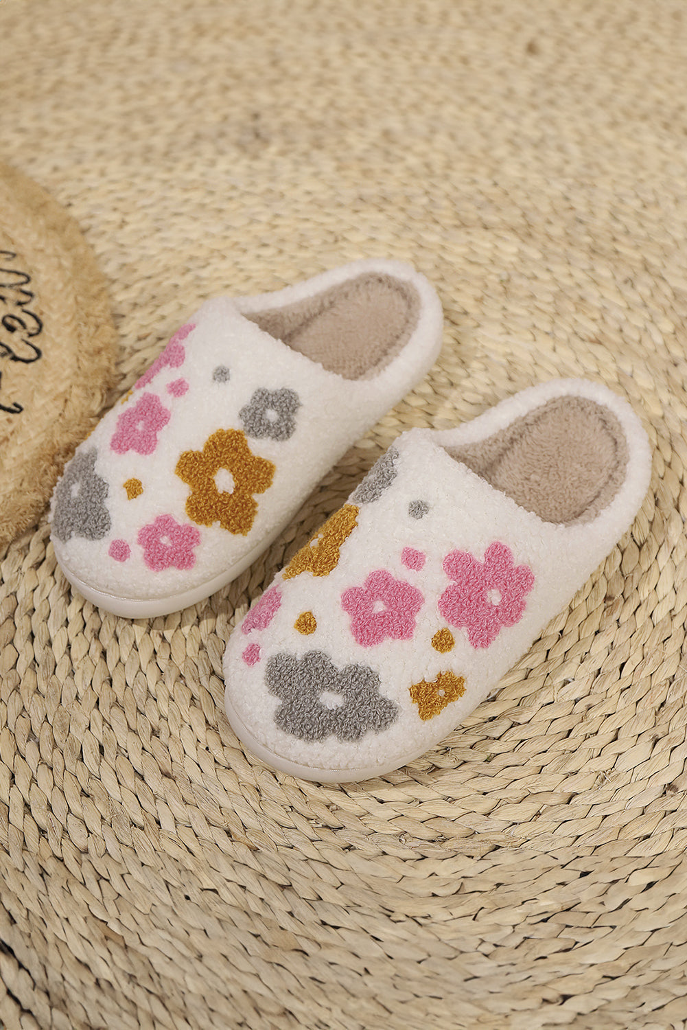 Pantuflas blancas florales de invierno afelpadas