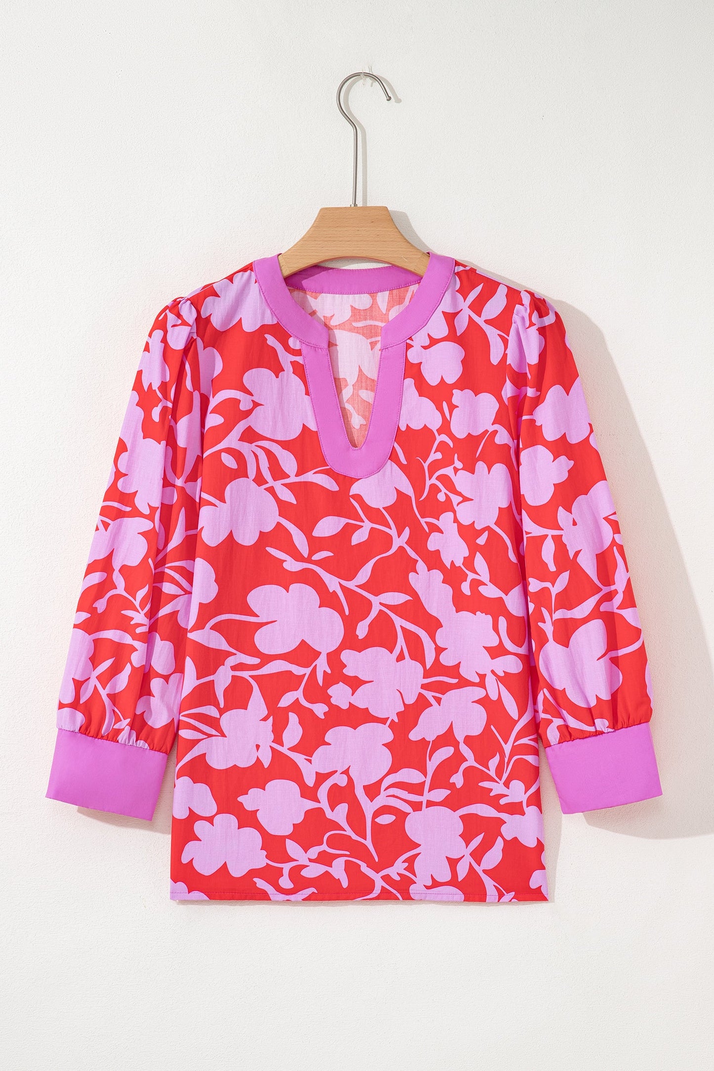 Blusa roja con estampado floral, cuello en V con abertura y manga pulsera con puño