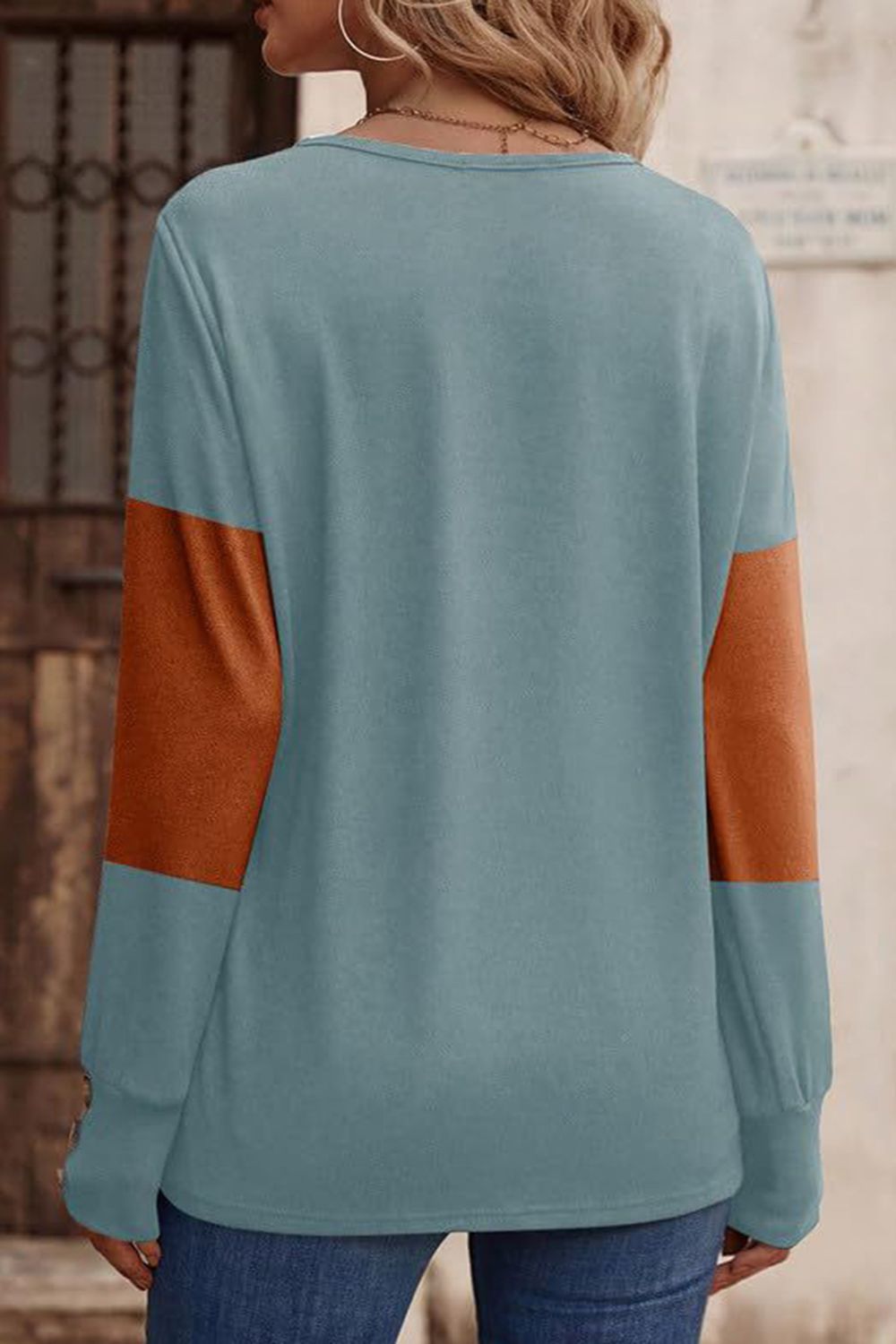 Camiseta de Manga Larga con Cuello de Pico en Contraste y Botones Decorativos