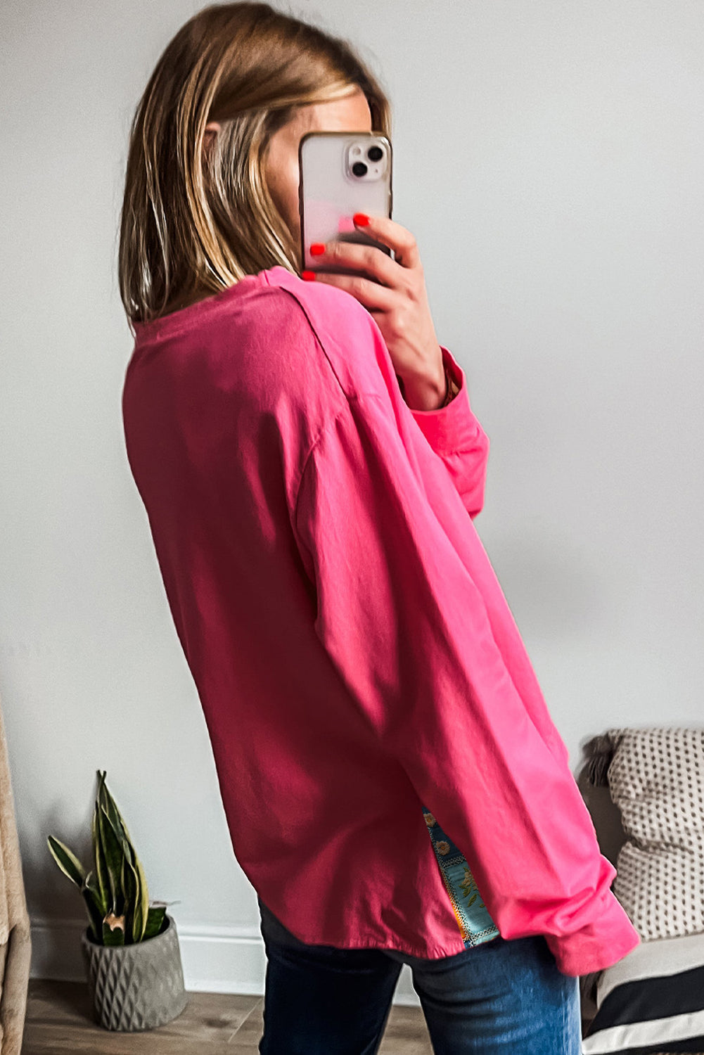 Top informal con bajo floral patchwork rosa fresa y cuello redondo
