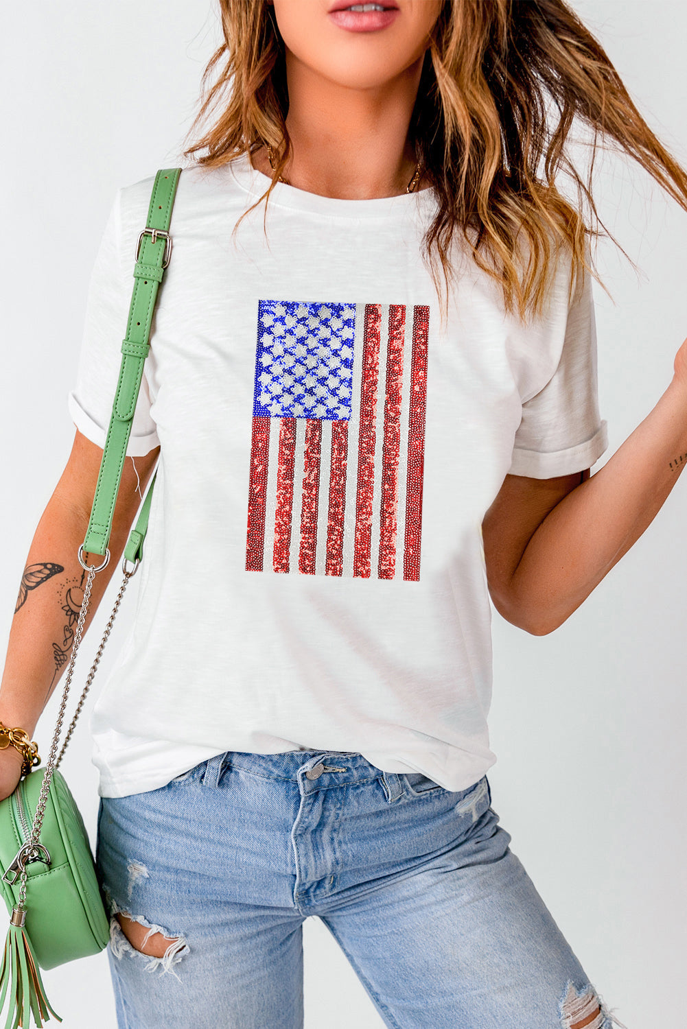 Camiseta de cuello redondo con gráfico de la bandera de EE. UU. brillante blanco