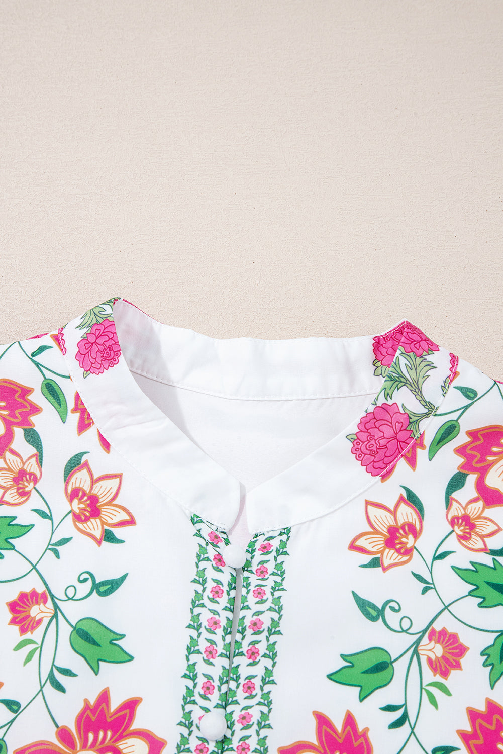Vestido maxi con estampado floral blanco, cuello mandarín de medio botón y manga 3/4