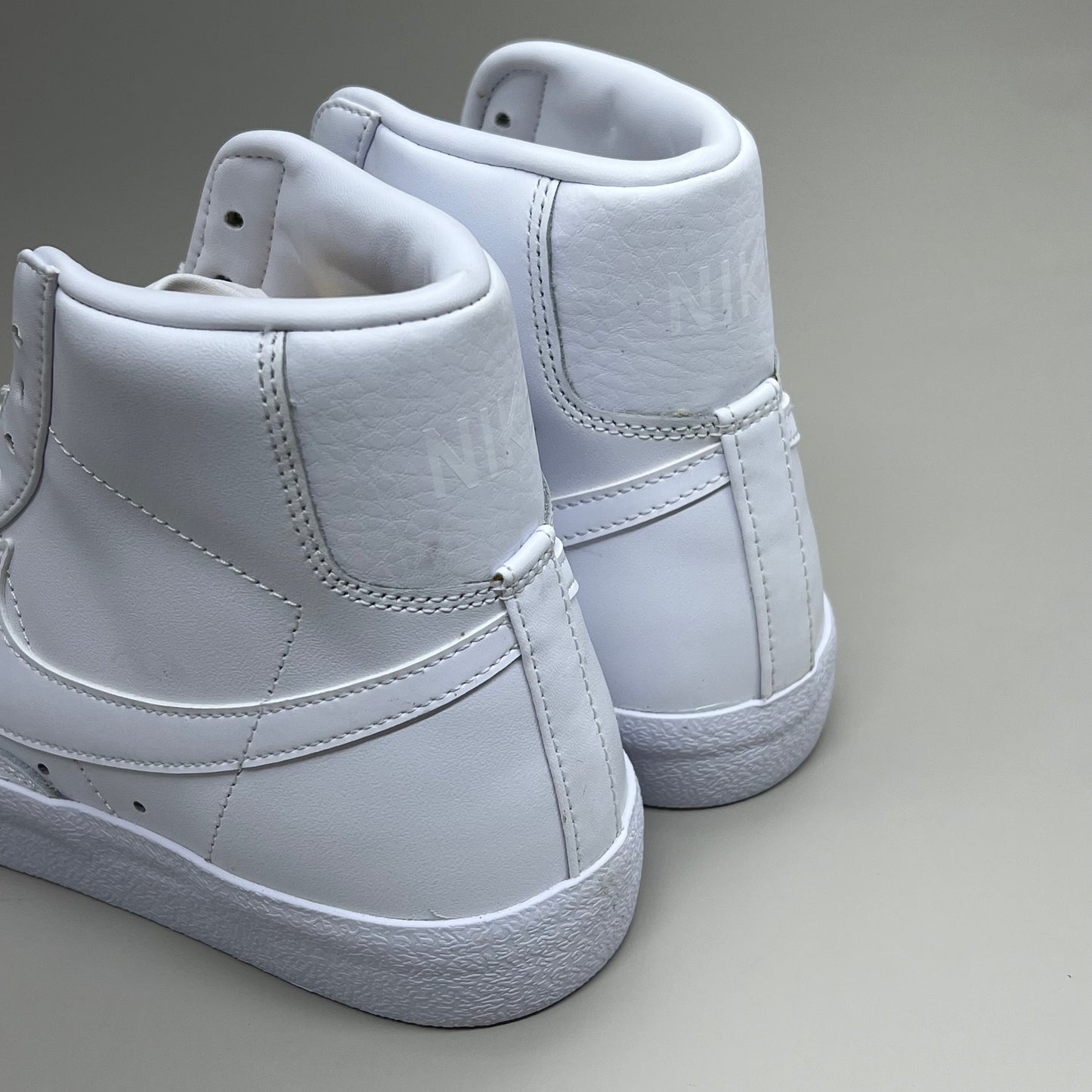 NIKE Blazer Mid 77' Zapatillas de corte alto Talla de mujer 10 Hombre 8.5 Blanco y Melocotón CZ1055-117