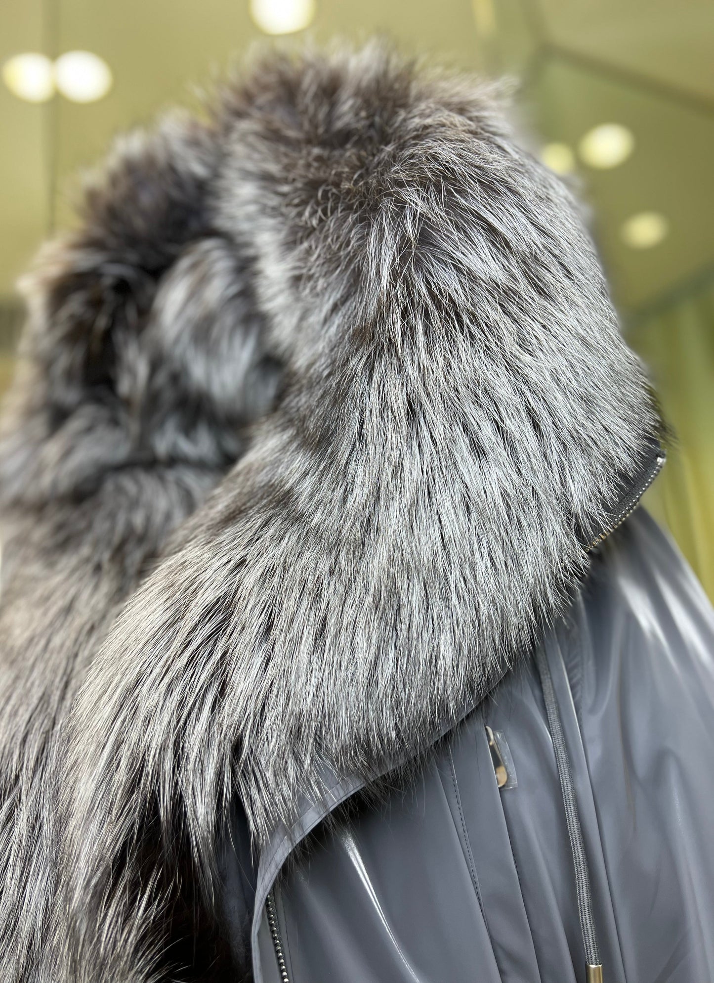 Parka Forrada con Capucha de Zorro Plateado Genuino y Aislamiento de Conejo