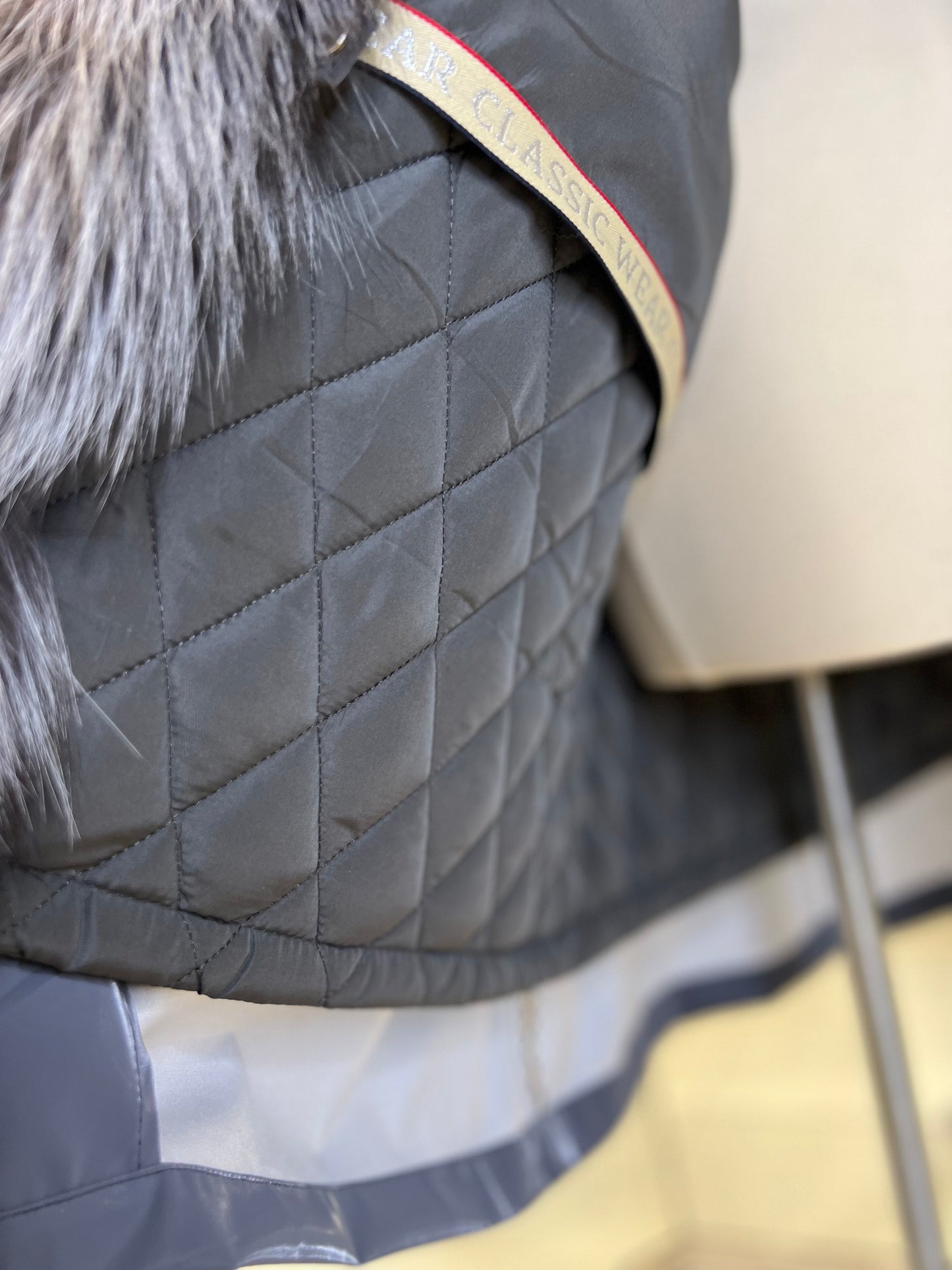 Parka Forrada con Capucha de Zorro Plateado Genuino y Aislamiento de Conejo