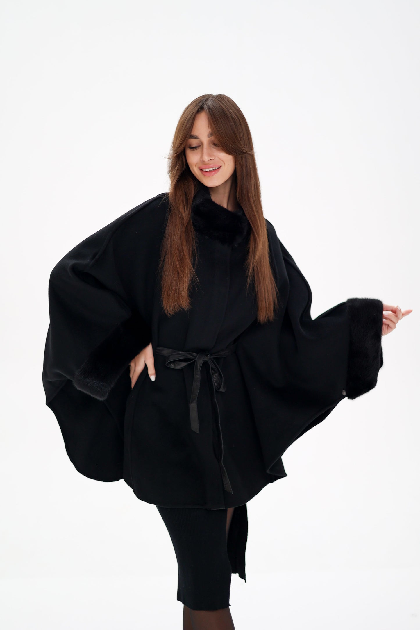 Poncho de lana de doble cara con piel de visón escandinavo auténtico