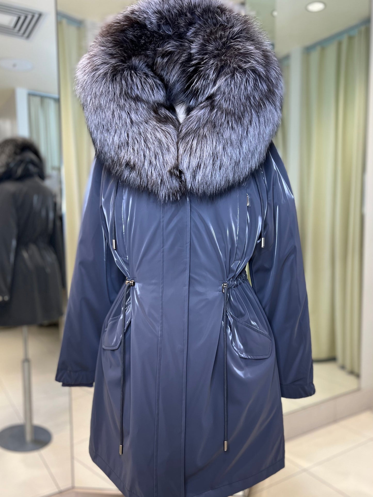 Parka Forrada con Capucha de Zorro Plateado Genuino y Aislamiento de Conejo